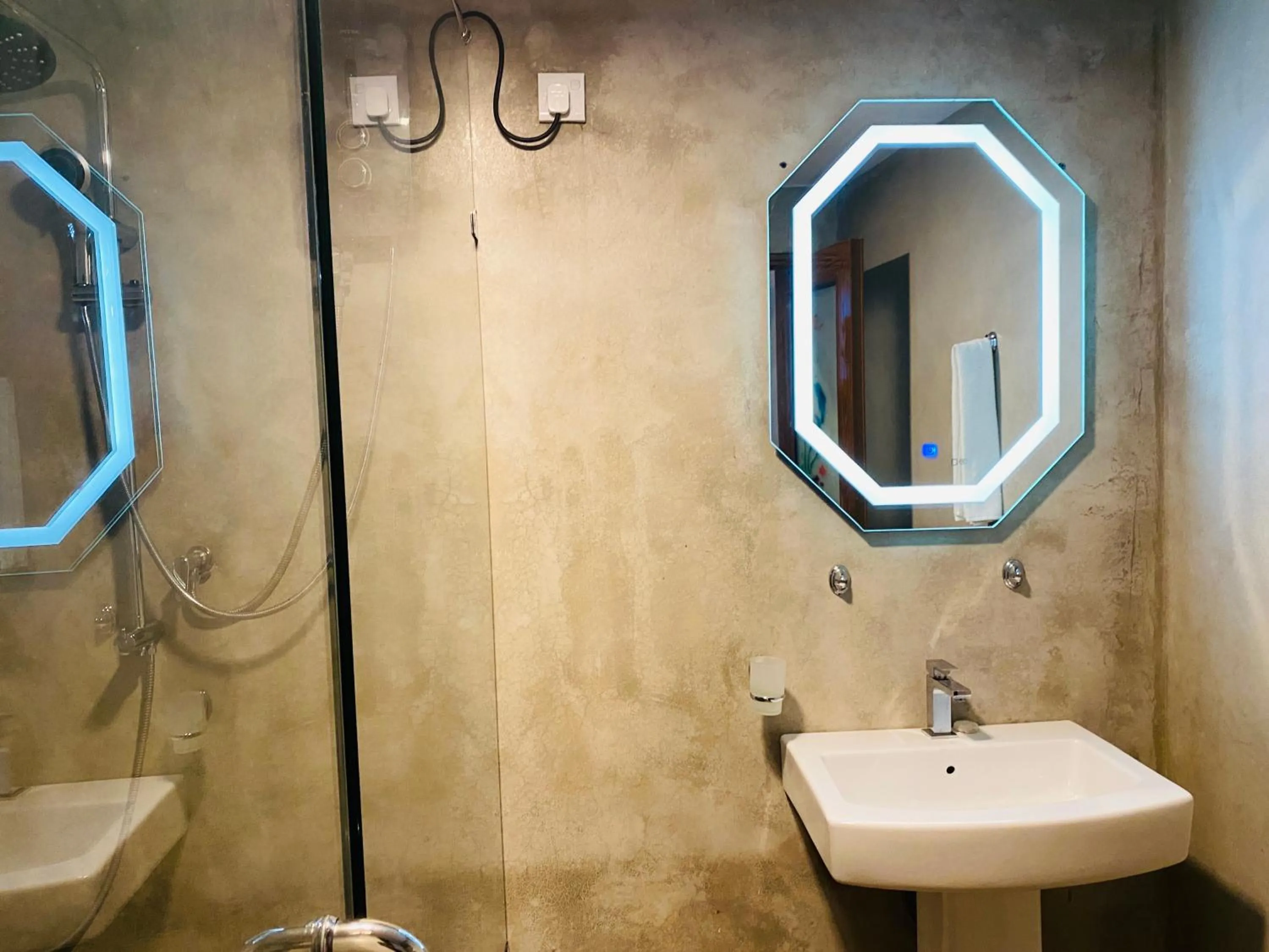 Shower in Nilaveli Hybrid Holiday Hotel