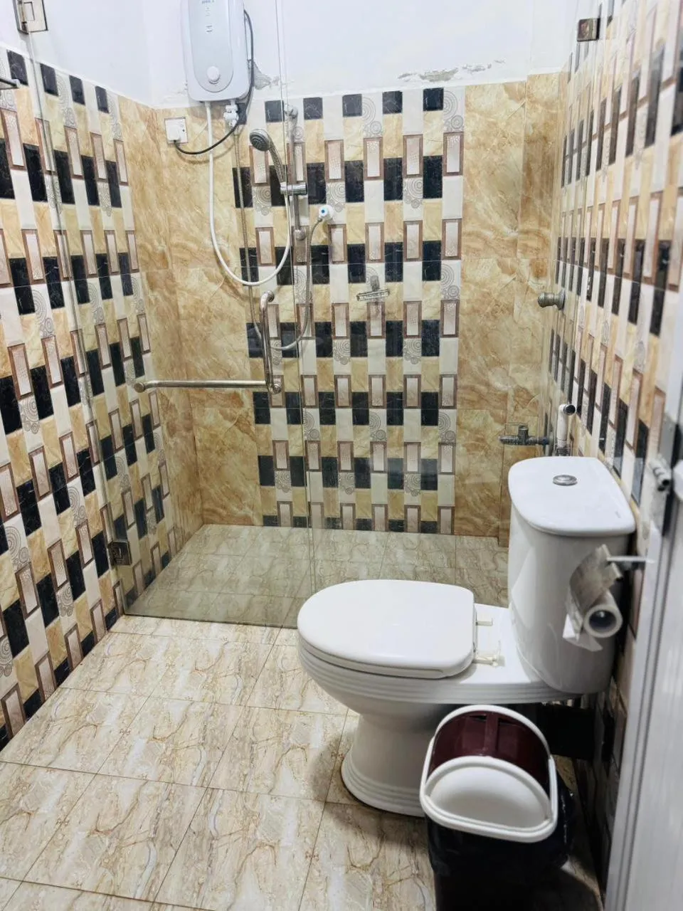 Shower in Nilaveli Hybrid Holiday Hotel