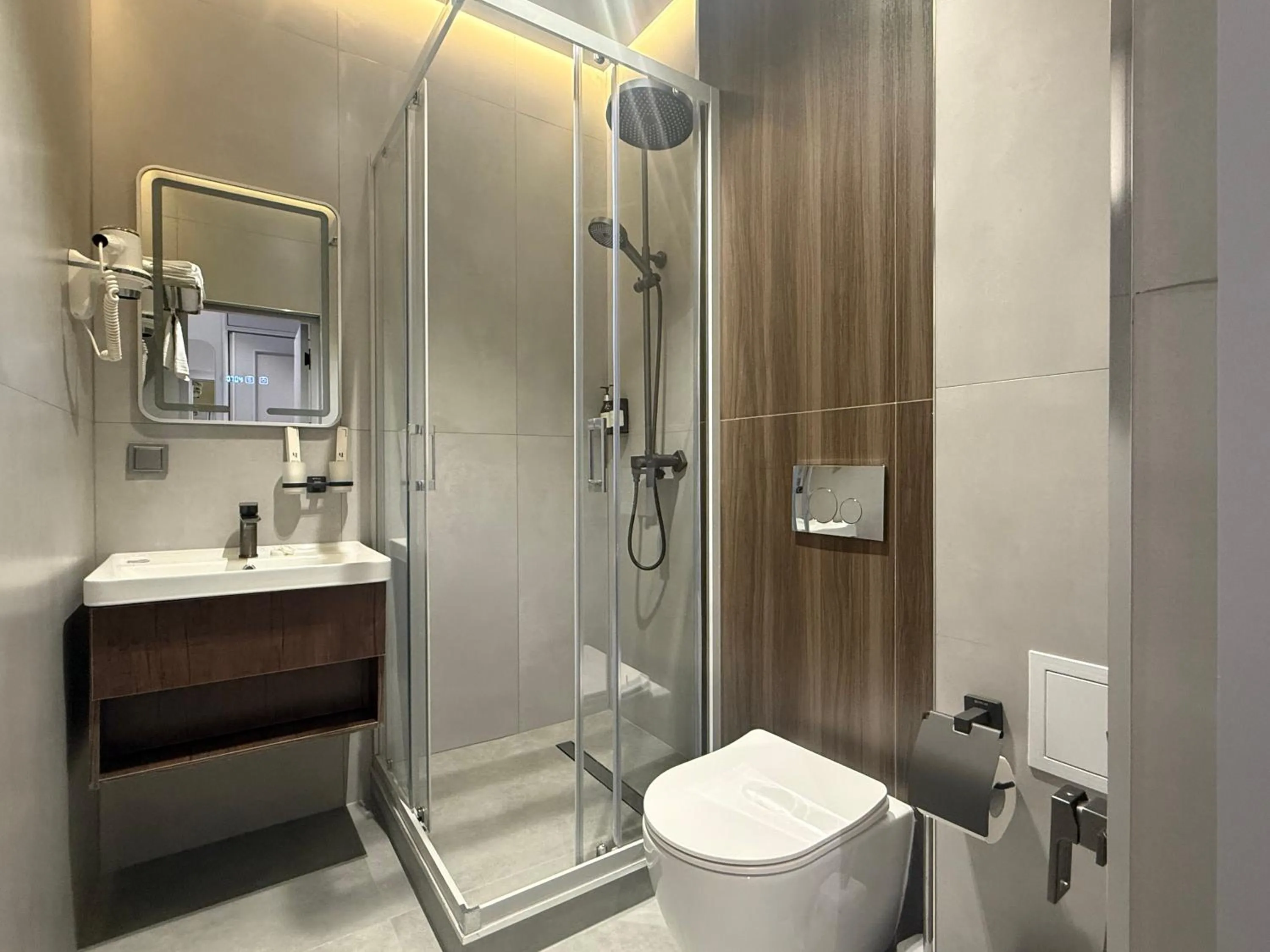 Shower in Karim Parkside Hotel