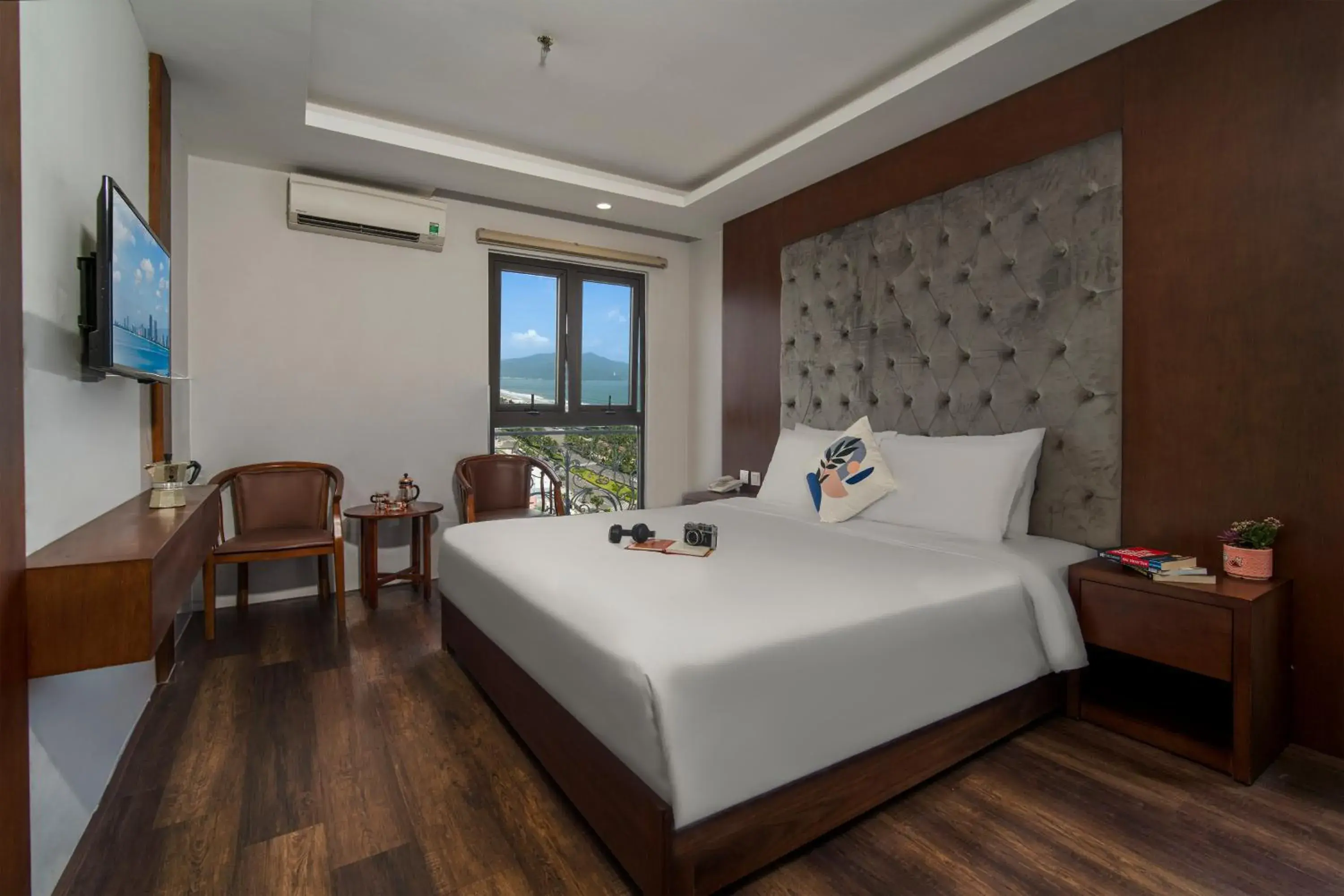 King Room with Sea View in Hung Anh Hotel King Room with Sea View in Hung Anh Hotel