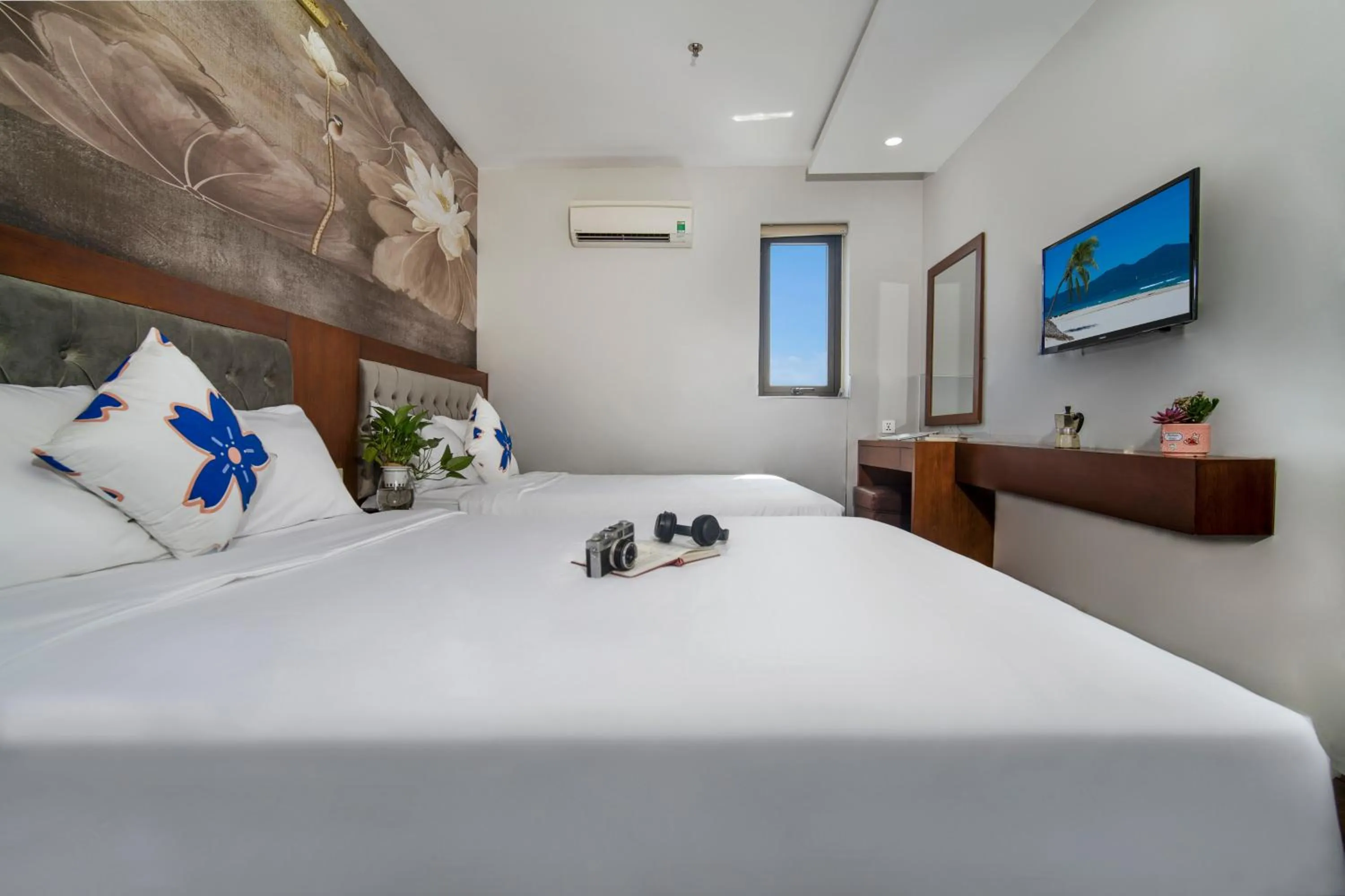 Communal lounge/ TV room, Bed in Delicate Hotel