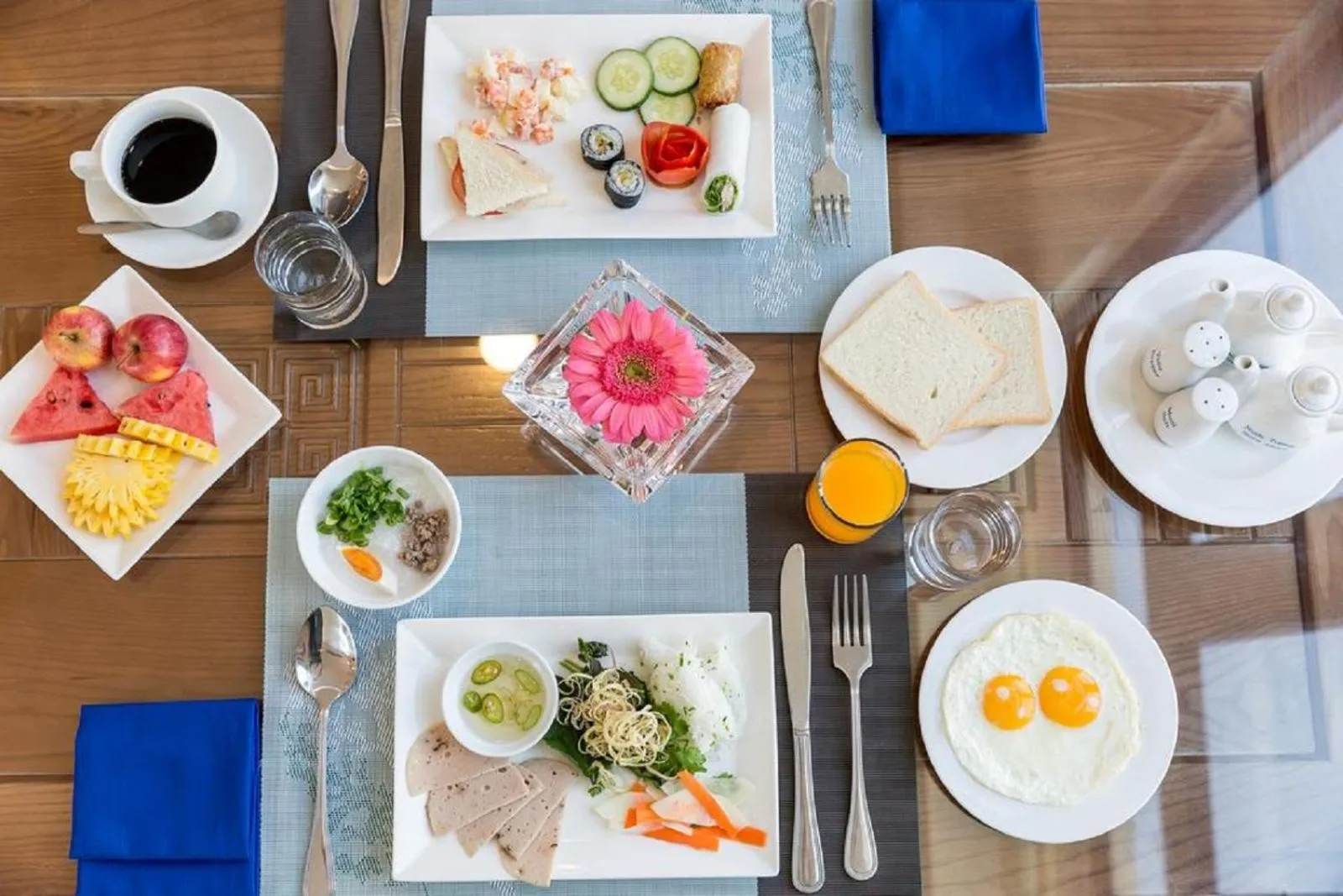 Restaurant/places to eat in Delicate Hotel