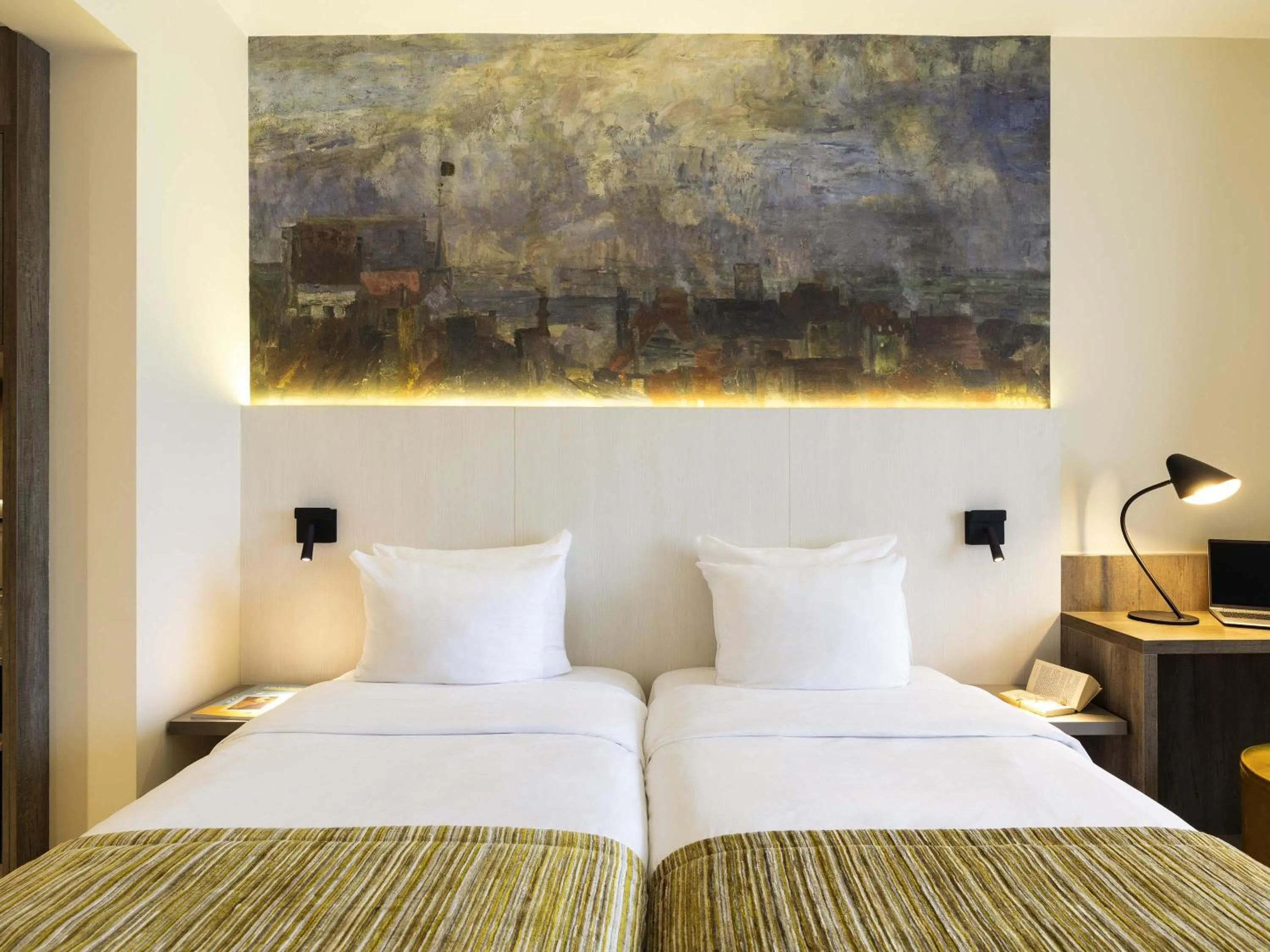 Property building, Bed in Mercure Oostende