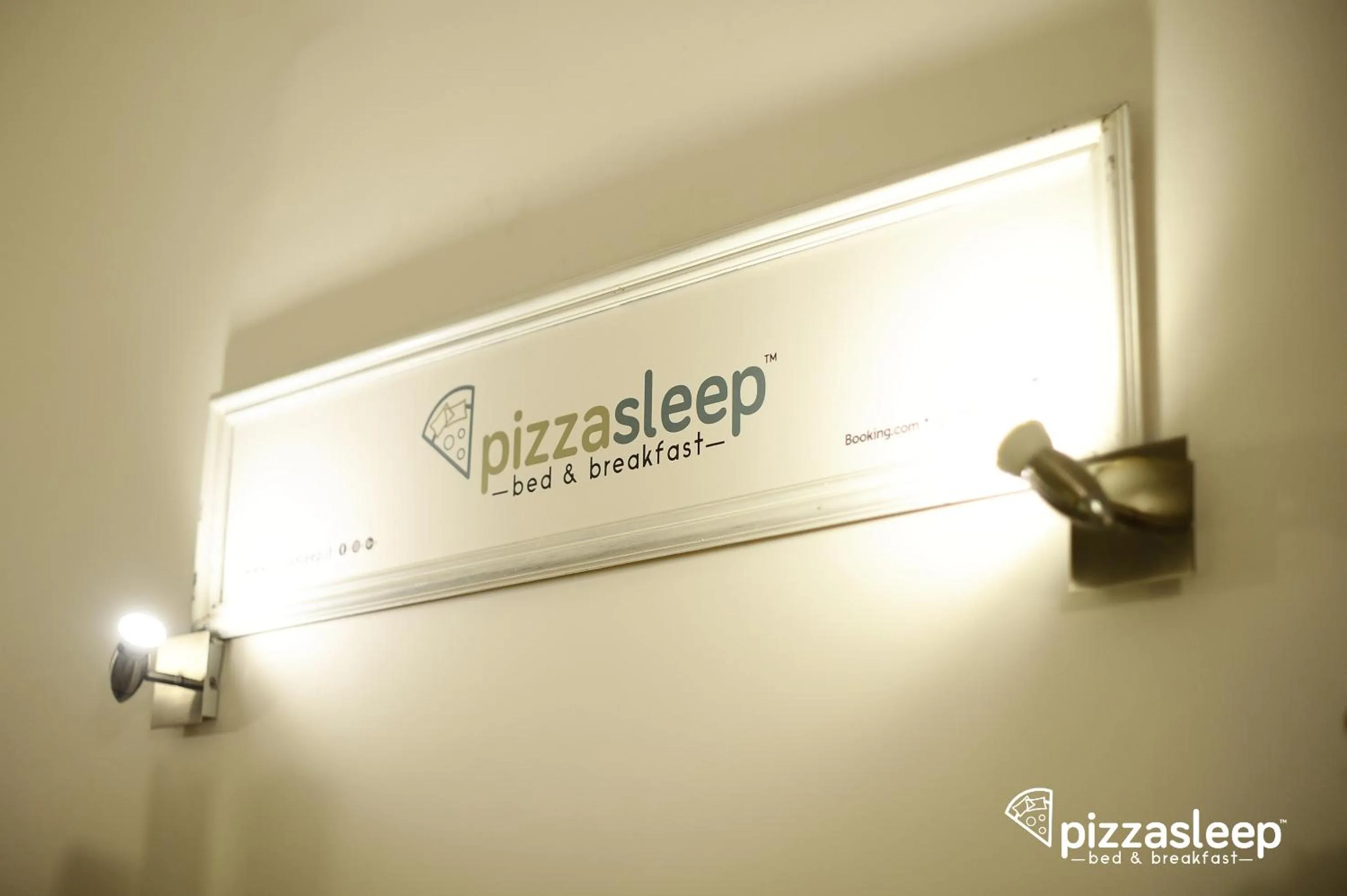Property logo or sign in PizzaSleep B&B