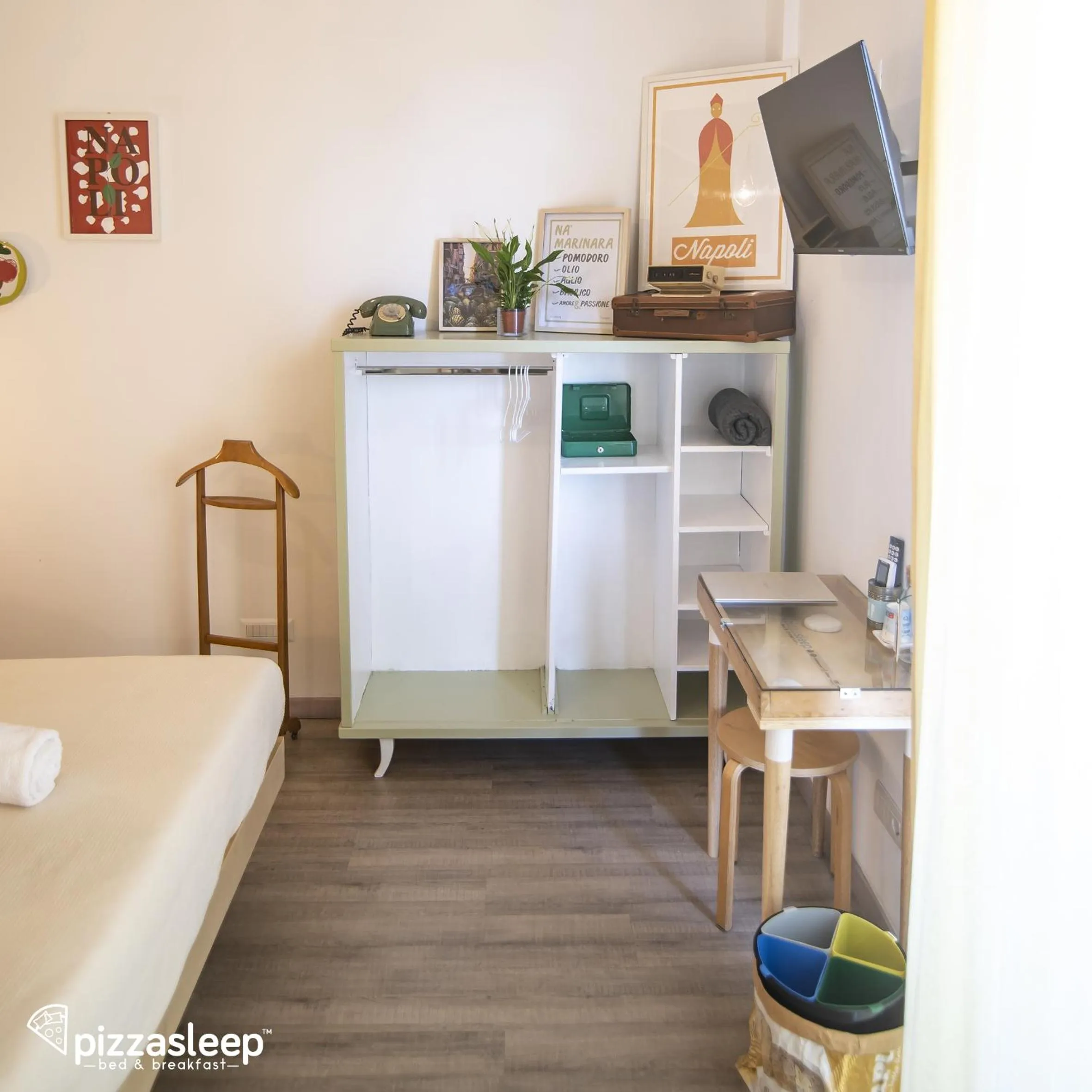 Photo of the whole room, Bed in PizzaSleep B&B