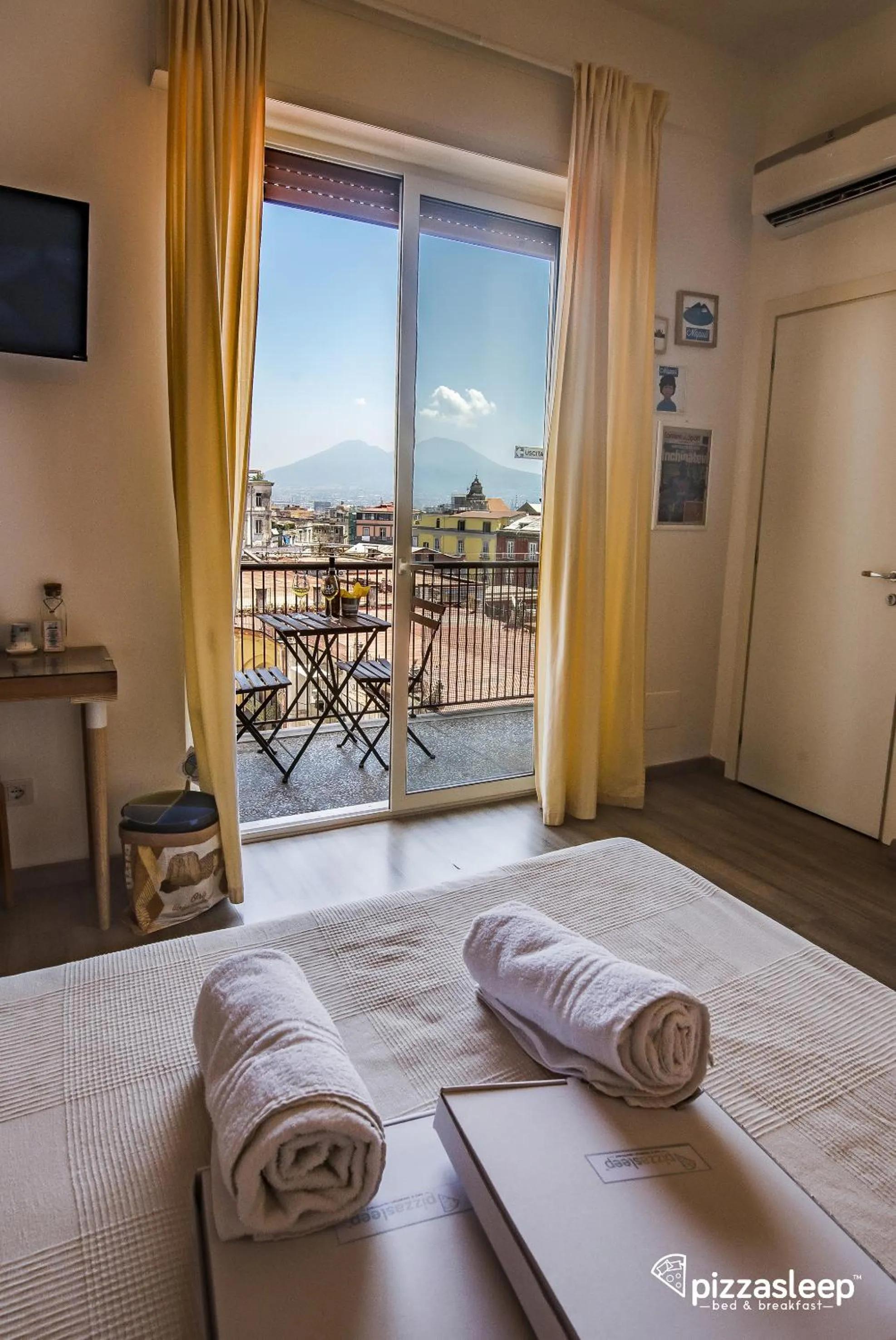 Bed in PizzaSleep B&B