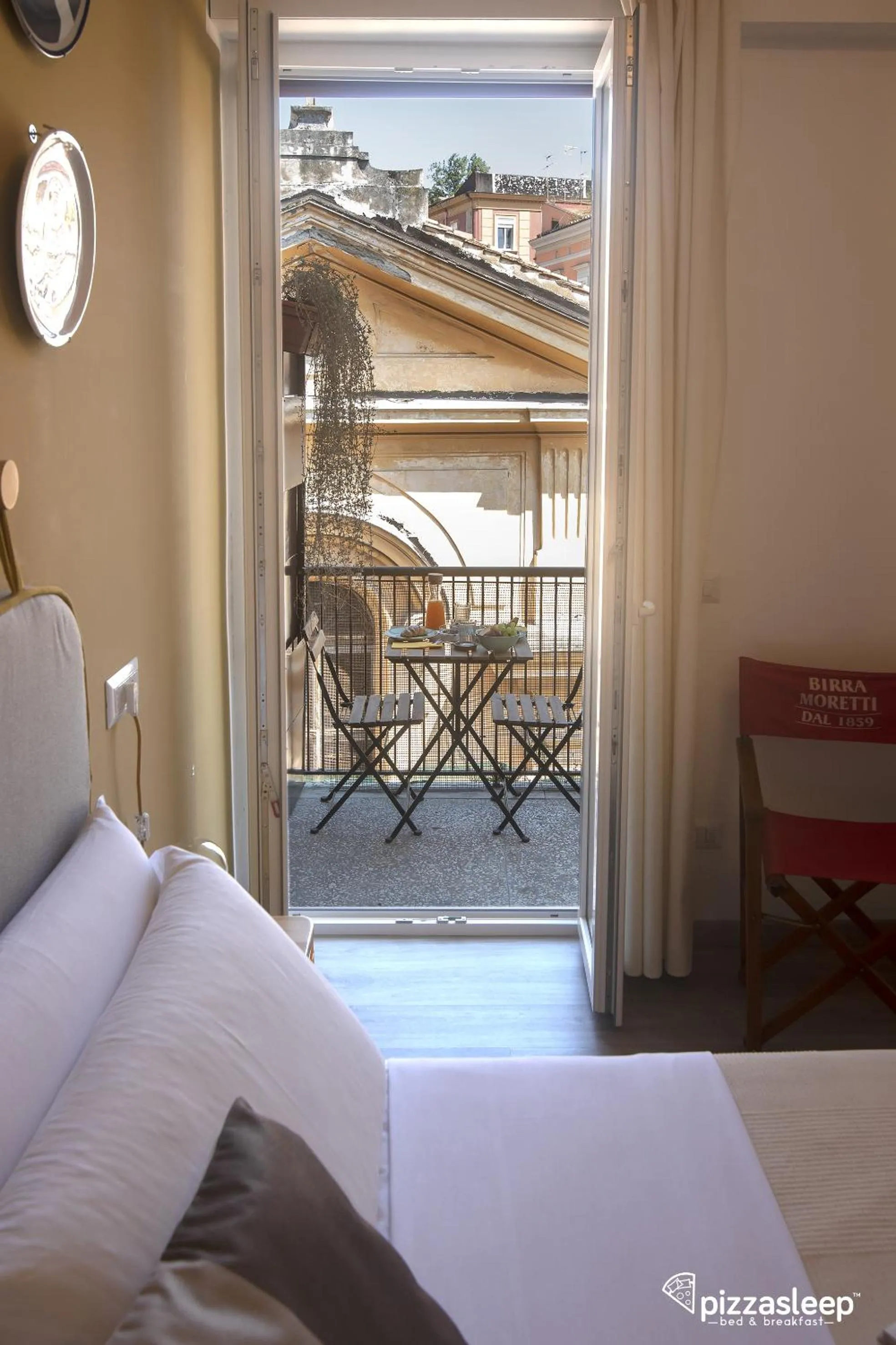 Bed in PizzaSleep B&B