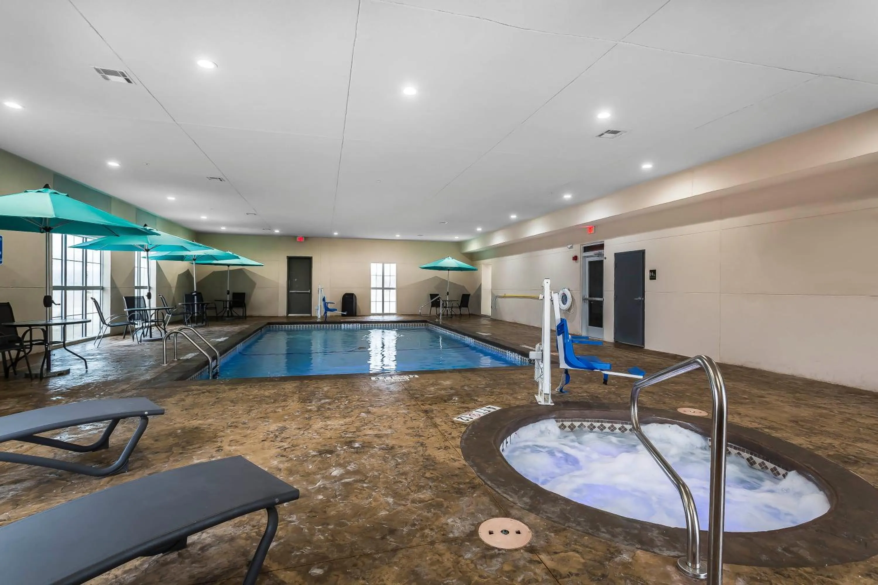 Hot Tub in Comfort Suites - University