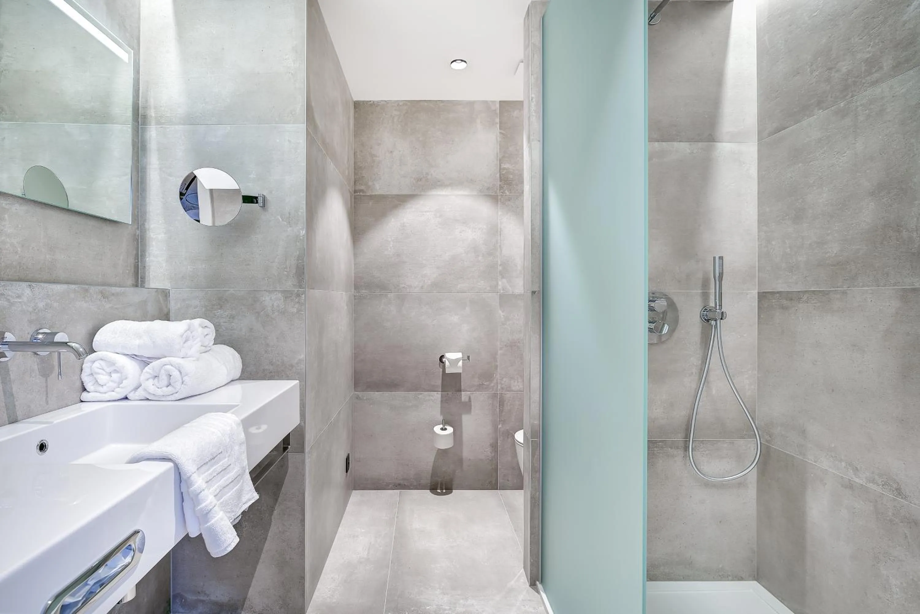 Bathroom in R hotel experiences