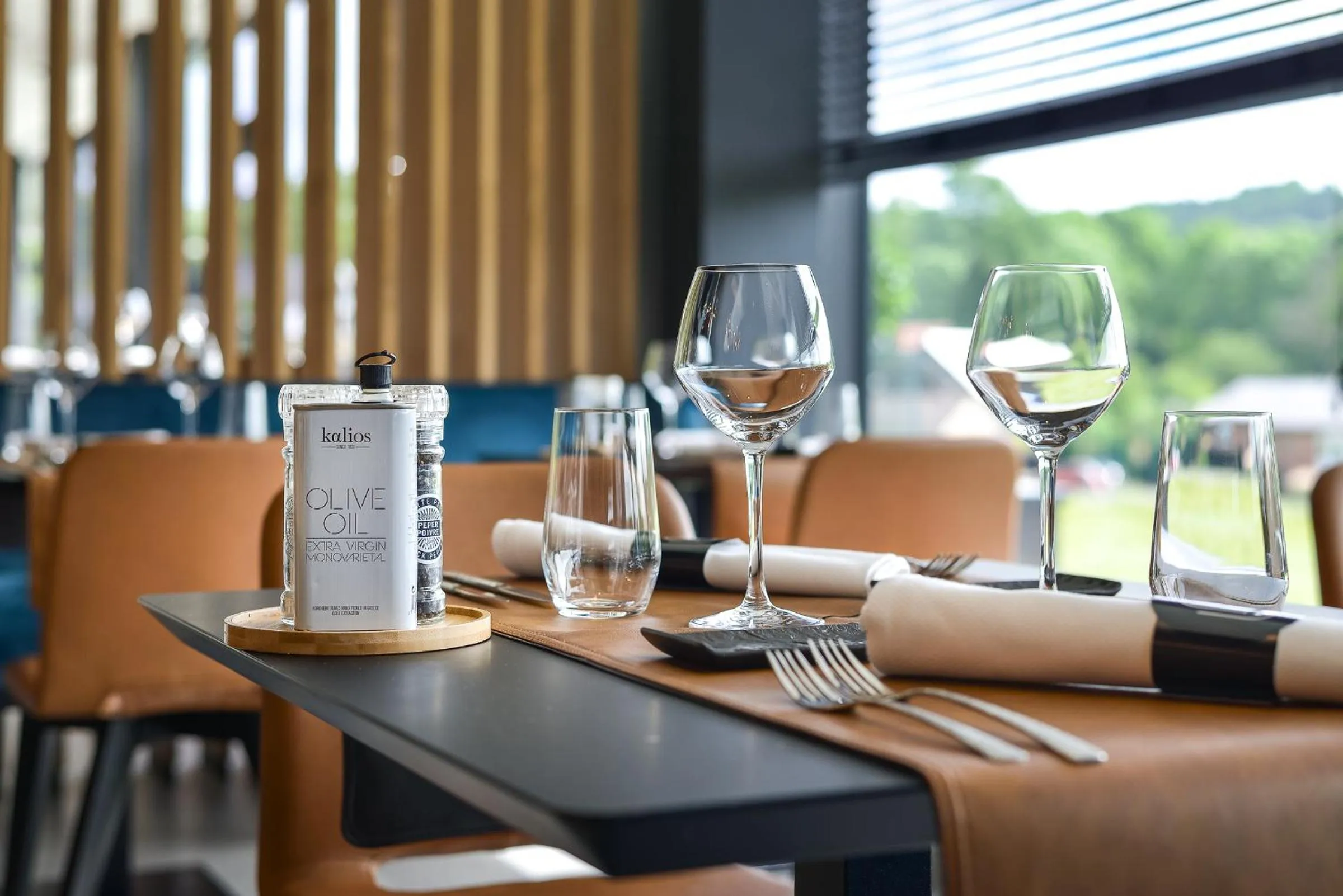 Restaurant/places to eat in R hotel experiences