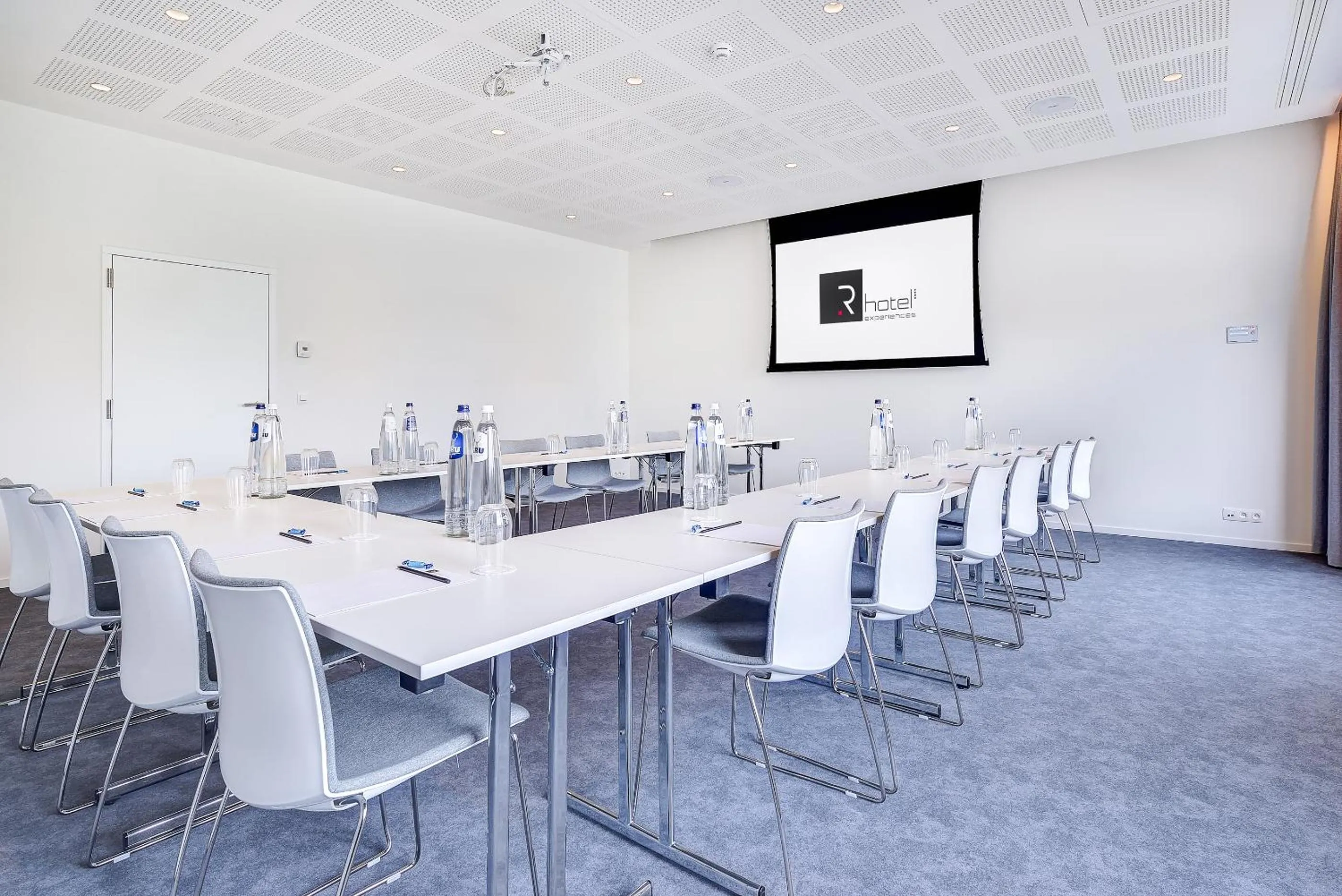 Meeting/conference room in R hotel experiences