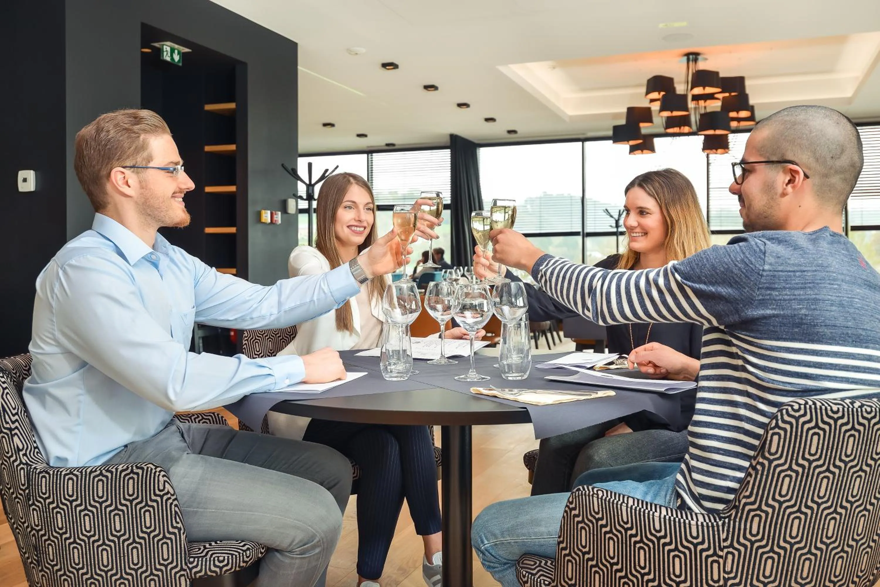 Restaurant/places to eat in R hotel experiences