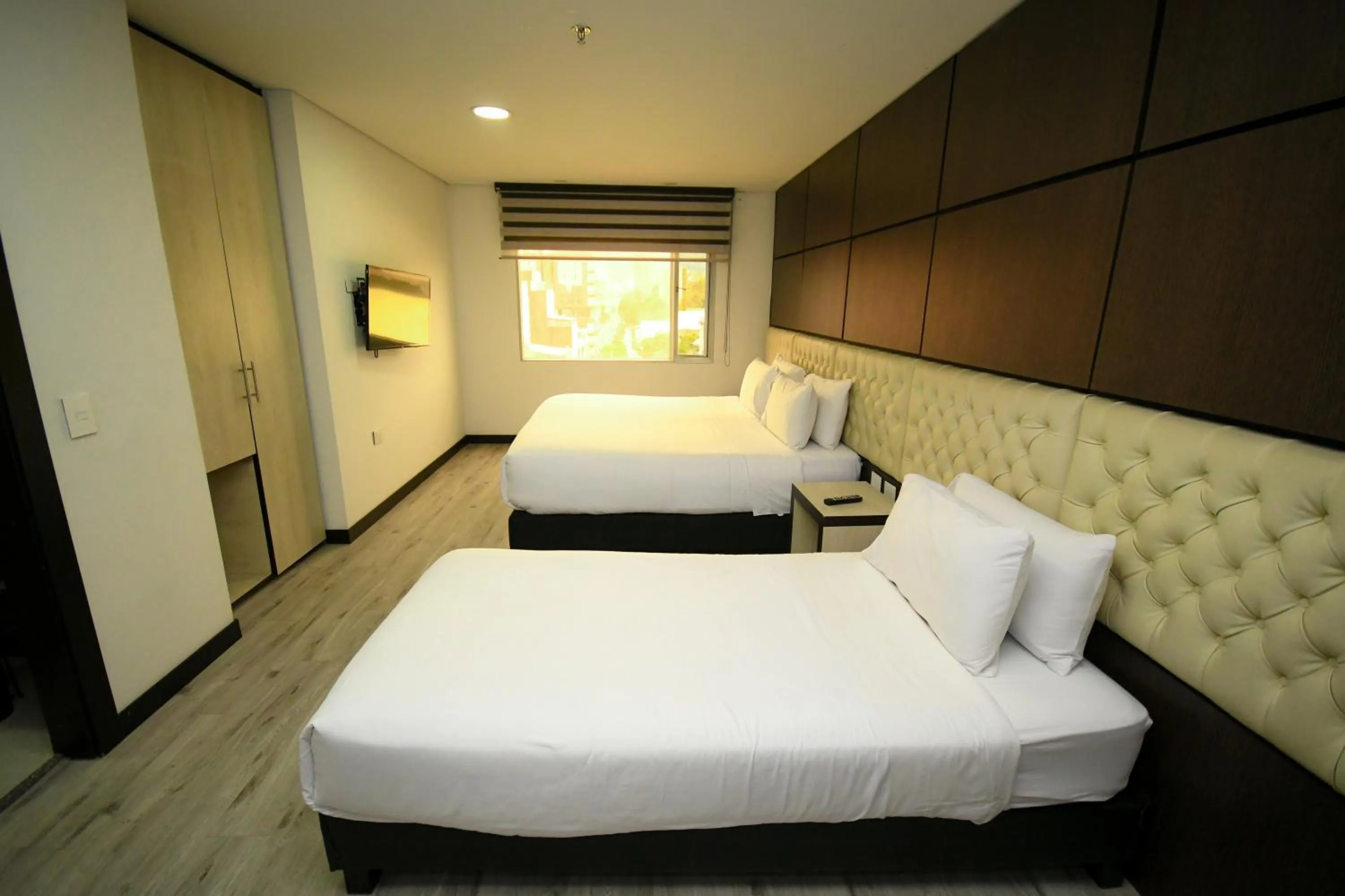Photo of the whole room in Hotel American Visa Tower