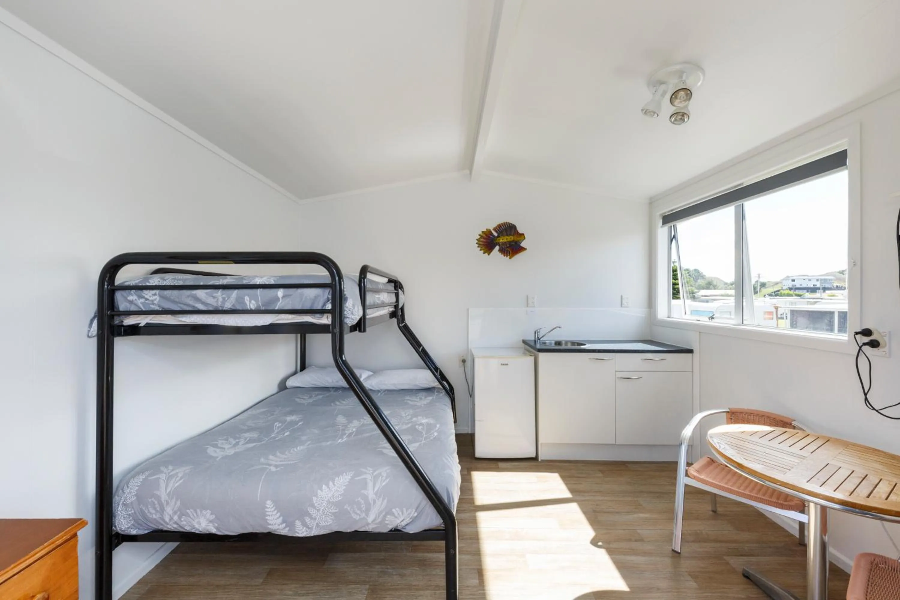 Kitchen or kitchenette, Bed in Foxton Beach Holiday Park