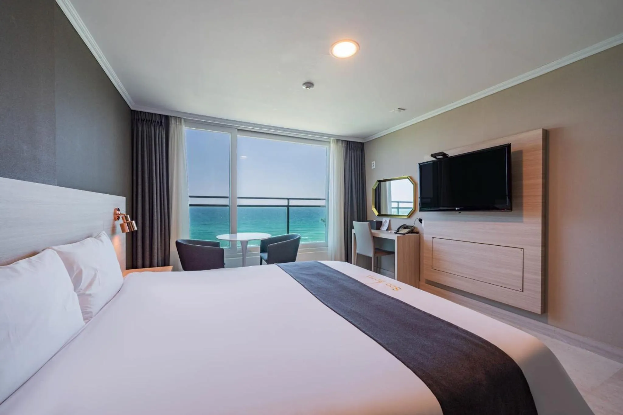 Bed in Gyeongpo Soo Hotel