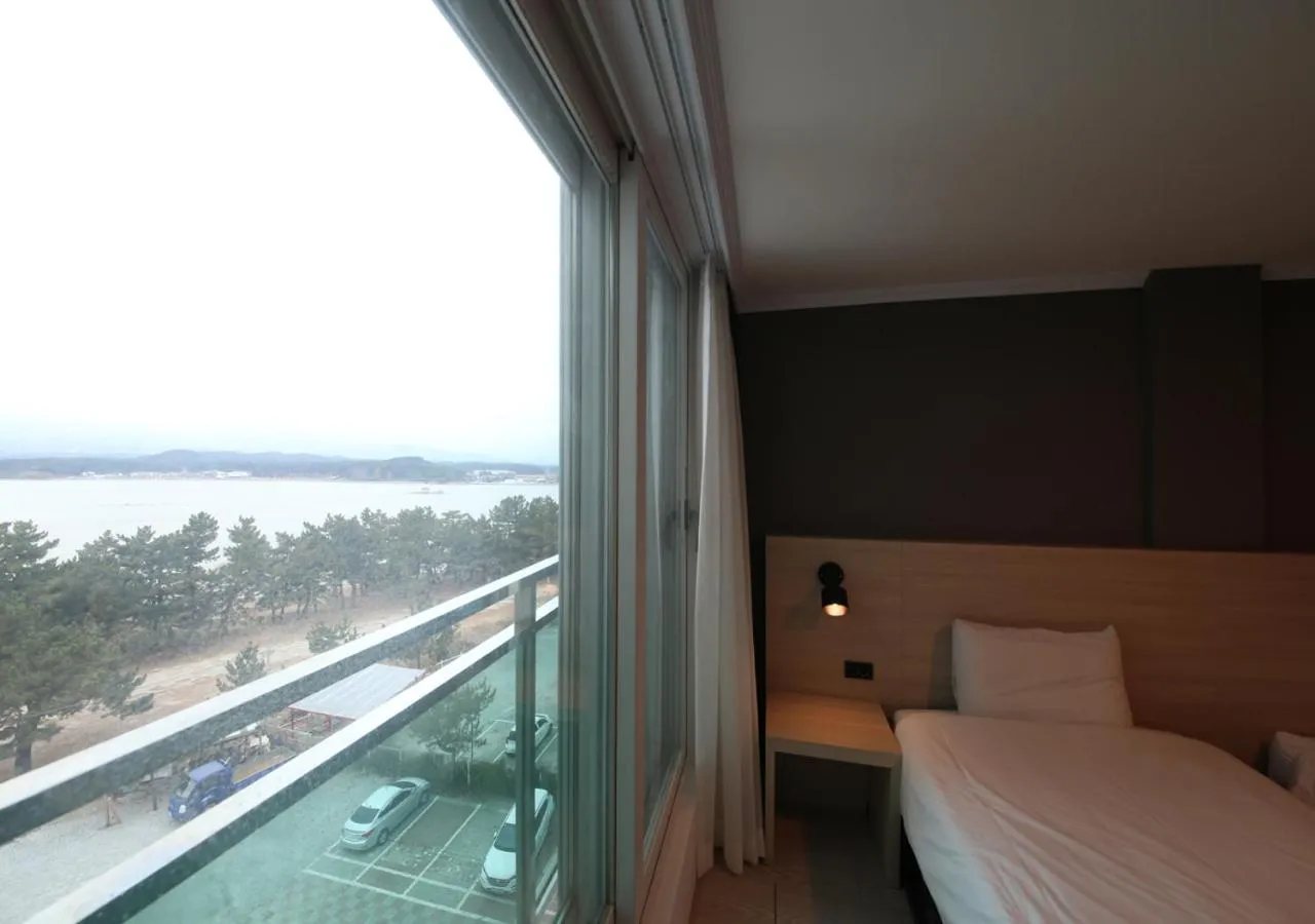 Lake view, Bed in Gyeongpo Soo Hotel