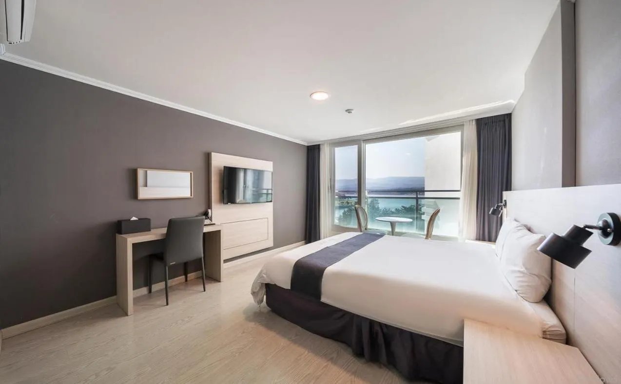 Bed in Gyeongpo Soo Hotel