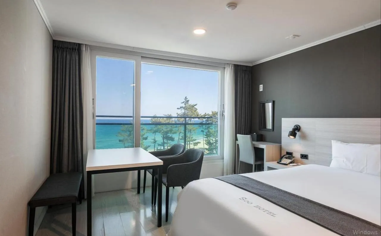 Bed in Gyeongpo Soo Hotel