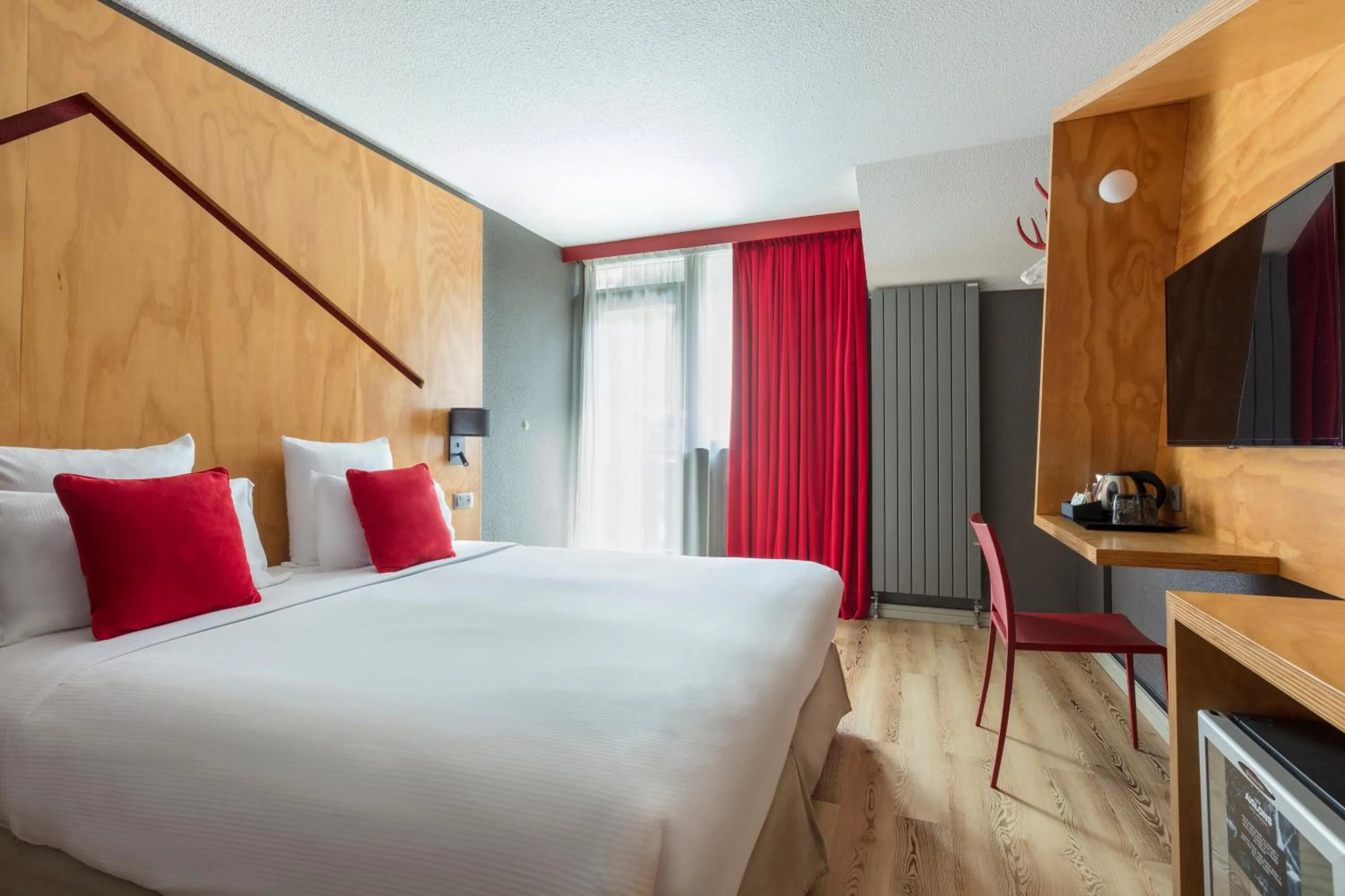 Classique Double or Twin Room with balcony - Mont-Blanc View in Hôtel Les Aiglons Chamonix