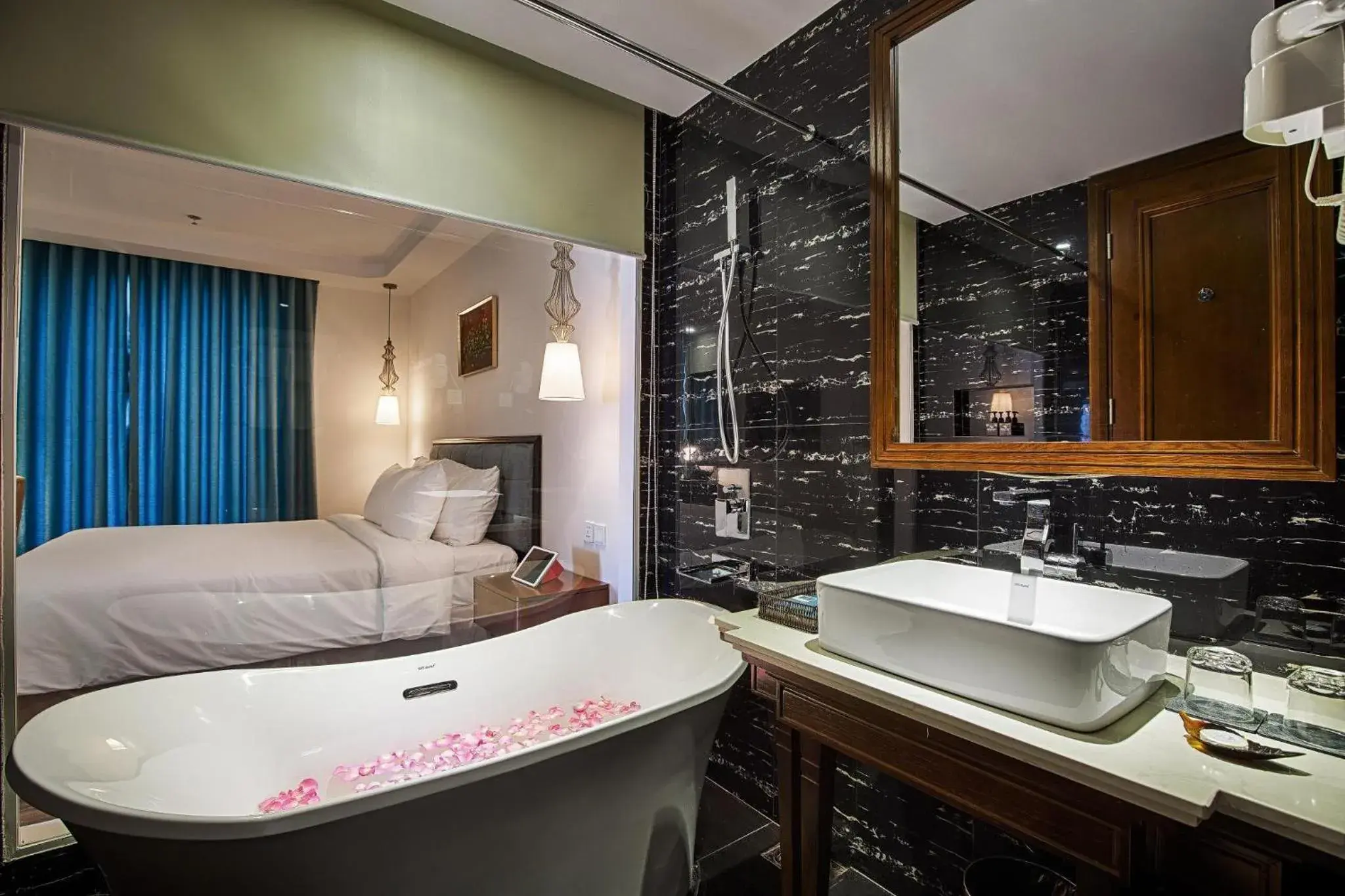 Two-Bedroom Suite in Adaline Hotel and Suite Two-Bedroom Suite in Adaline Hotel and Suite