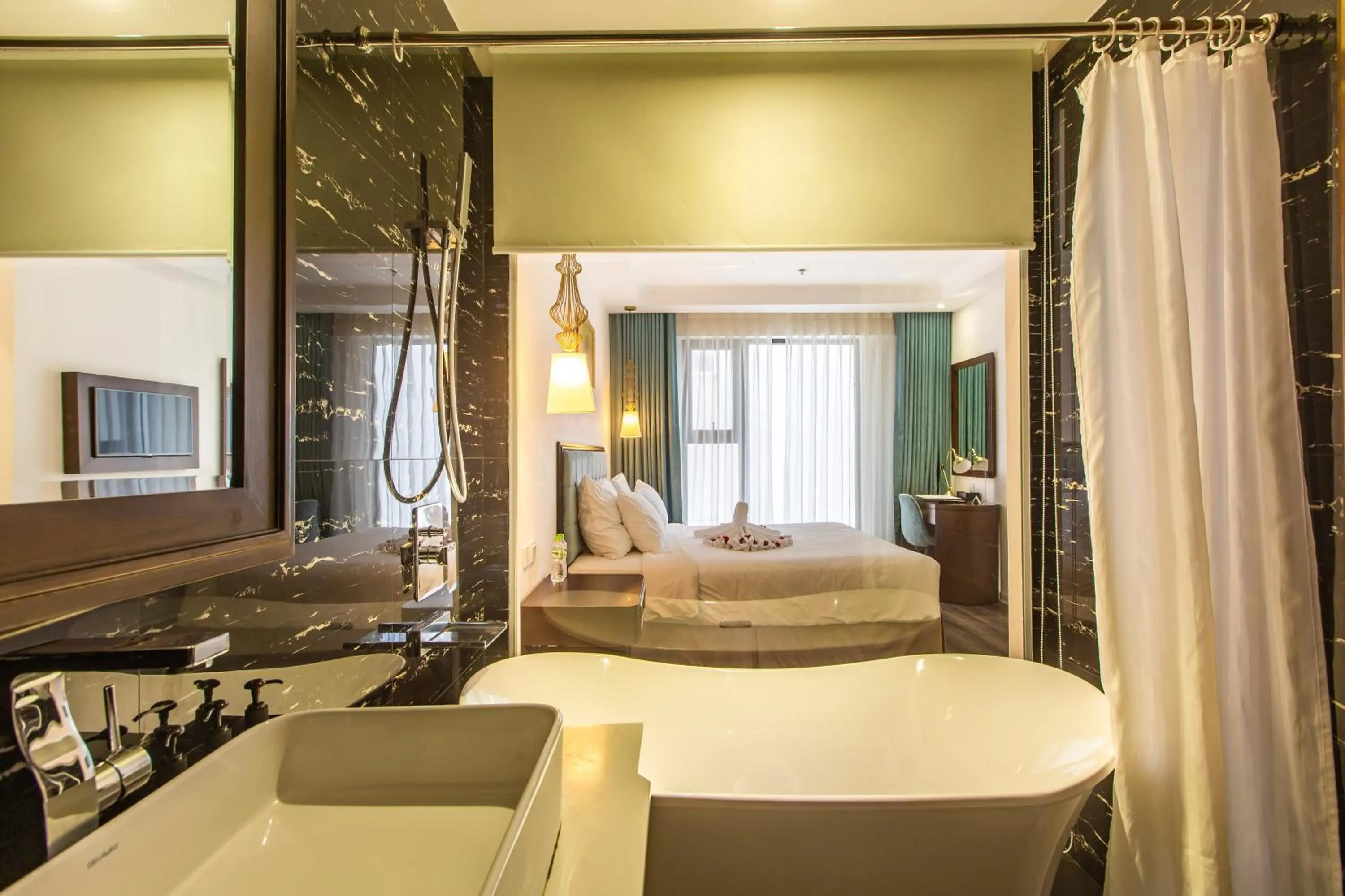 Bathroom, Bed in Adaline Hotel and Suite
