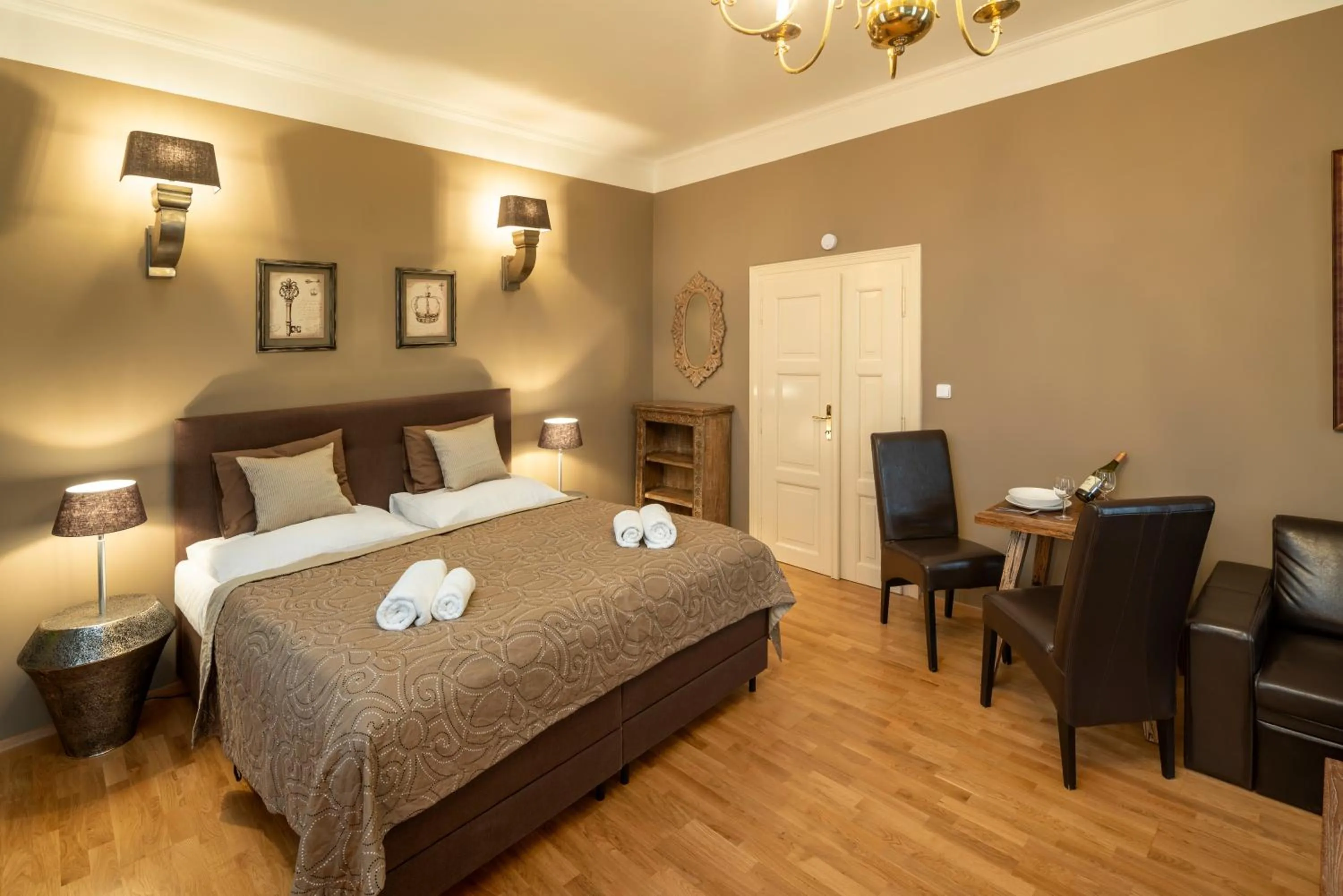 Dining area, Bed in Old Town - Aparthotel Michalska