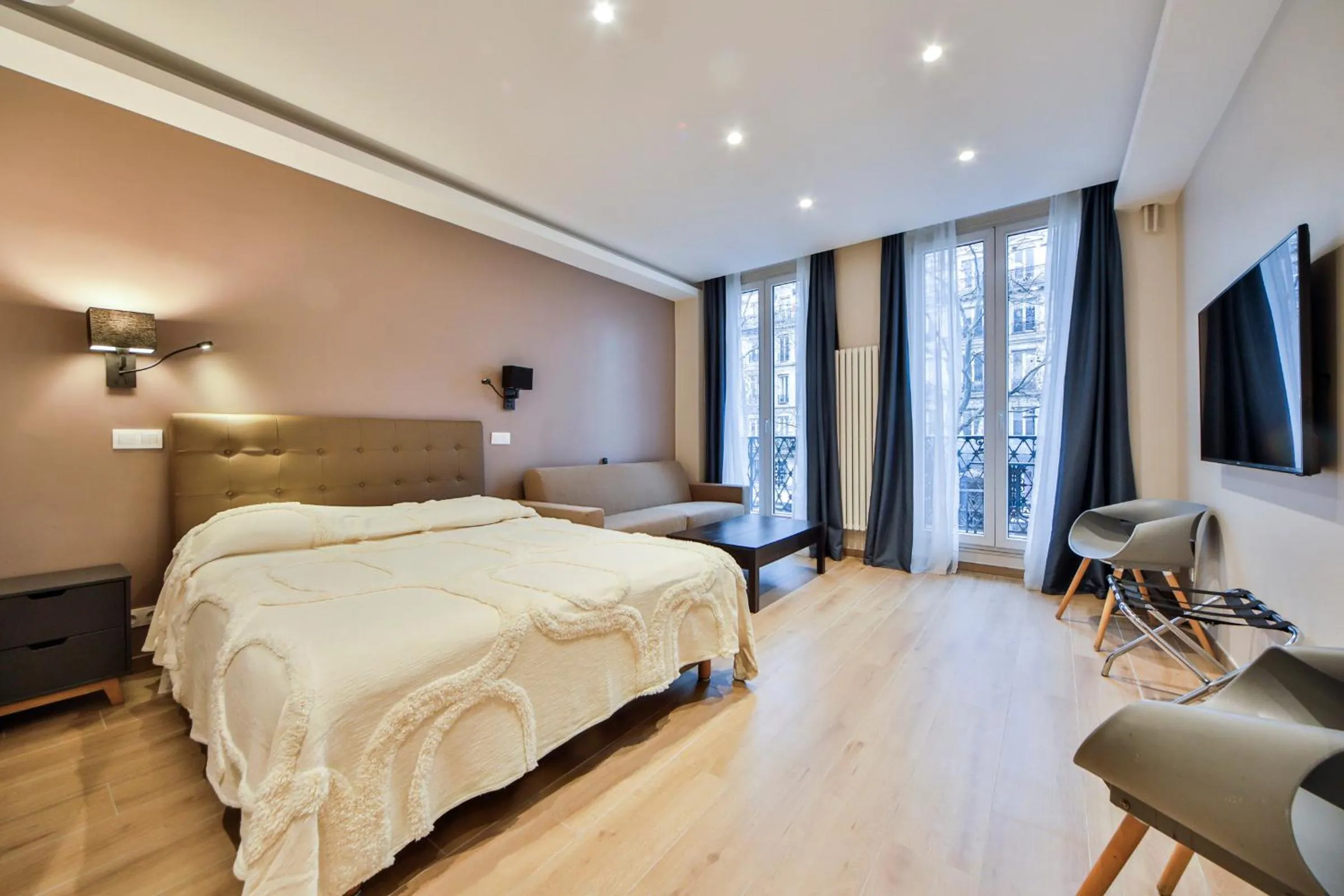 Photo of the whole room, Bed in Blue Nights Apartments - Sébastopol