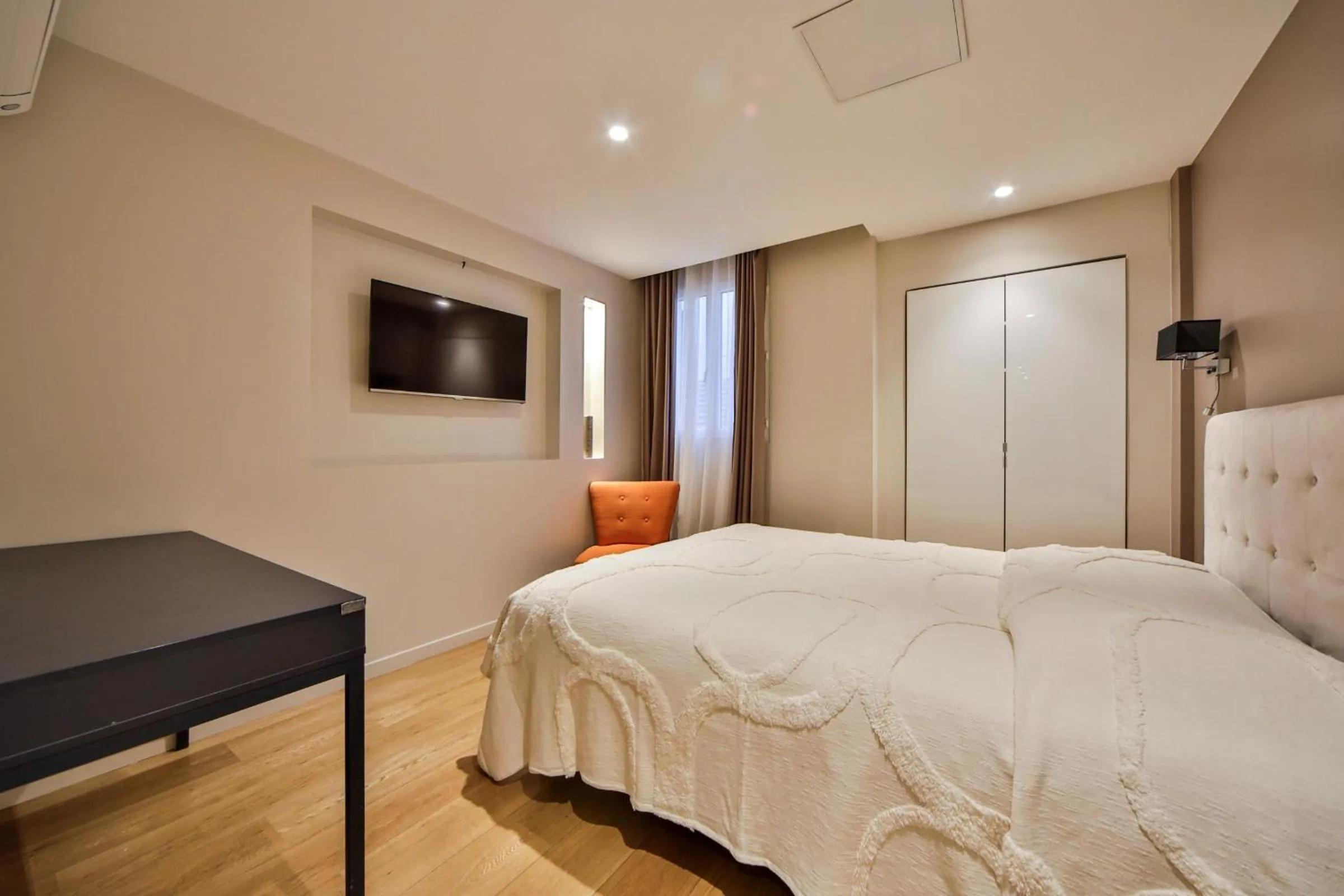 Bed in Blue Nights Apartments - Sébastopol