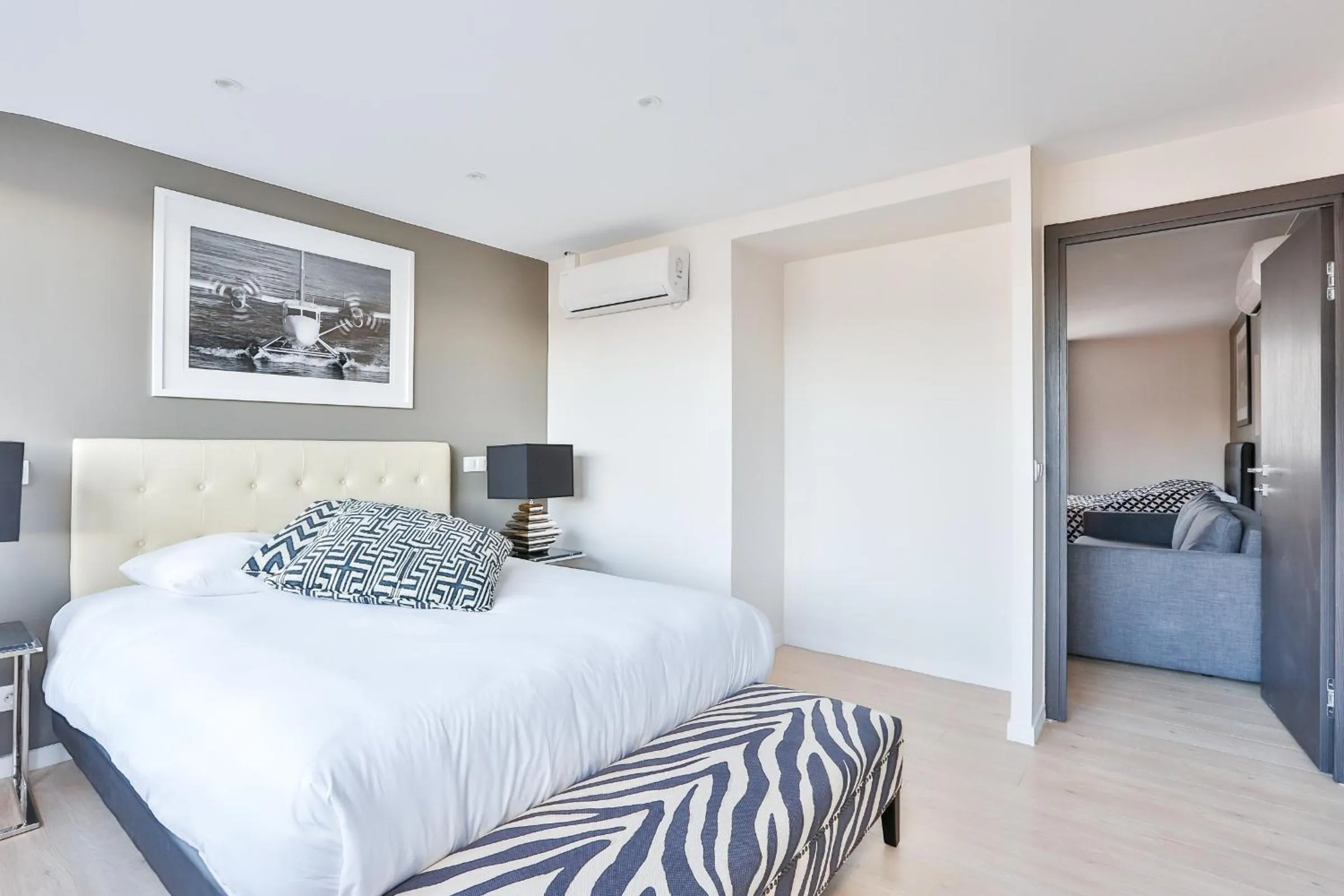 Bedroom, Bed in Blue Nights Apartments - Sébastopol