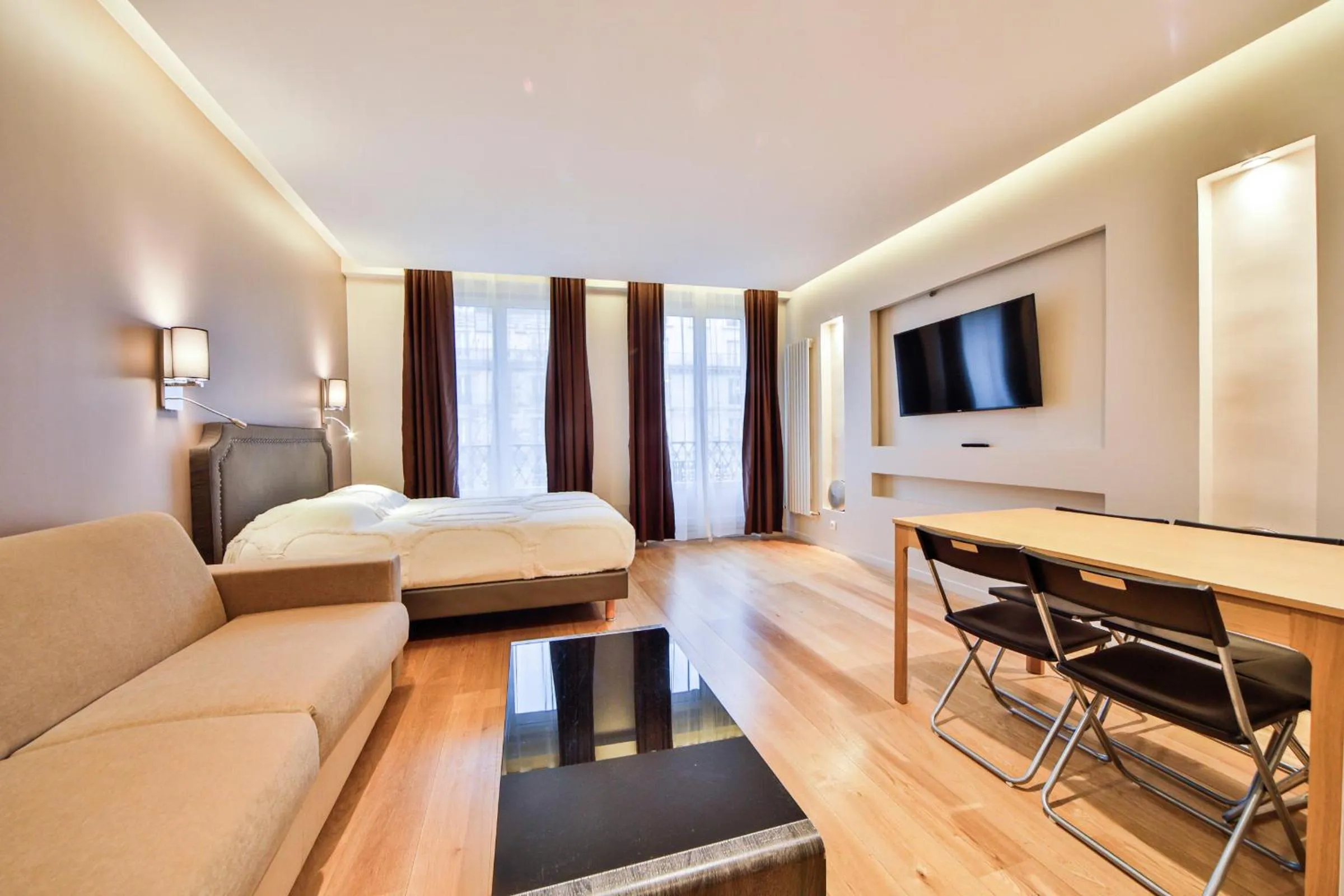 Living room, Bed in Blue Nights Apartments - Sébastopol