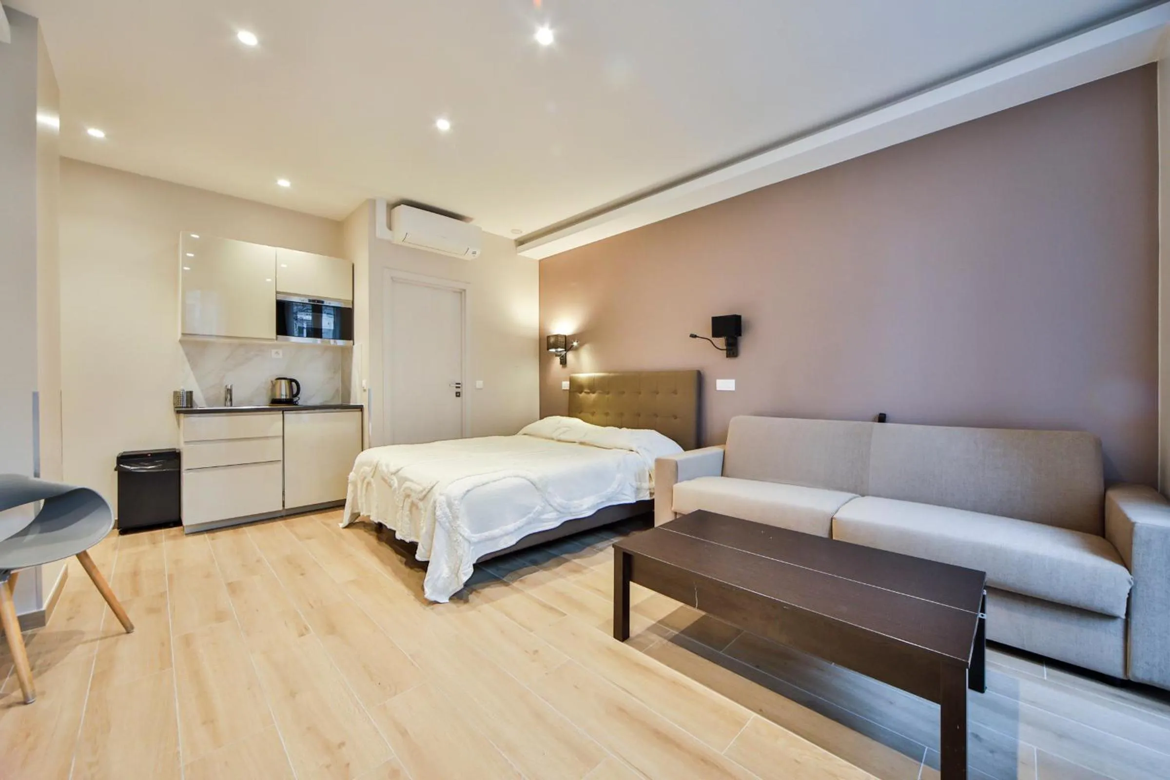 Living room, Bed in Blue Nights Apartments - Sébastopol