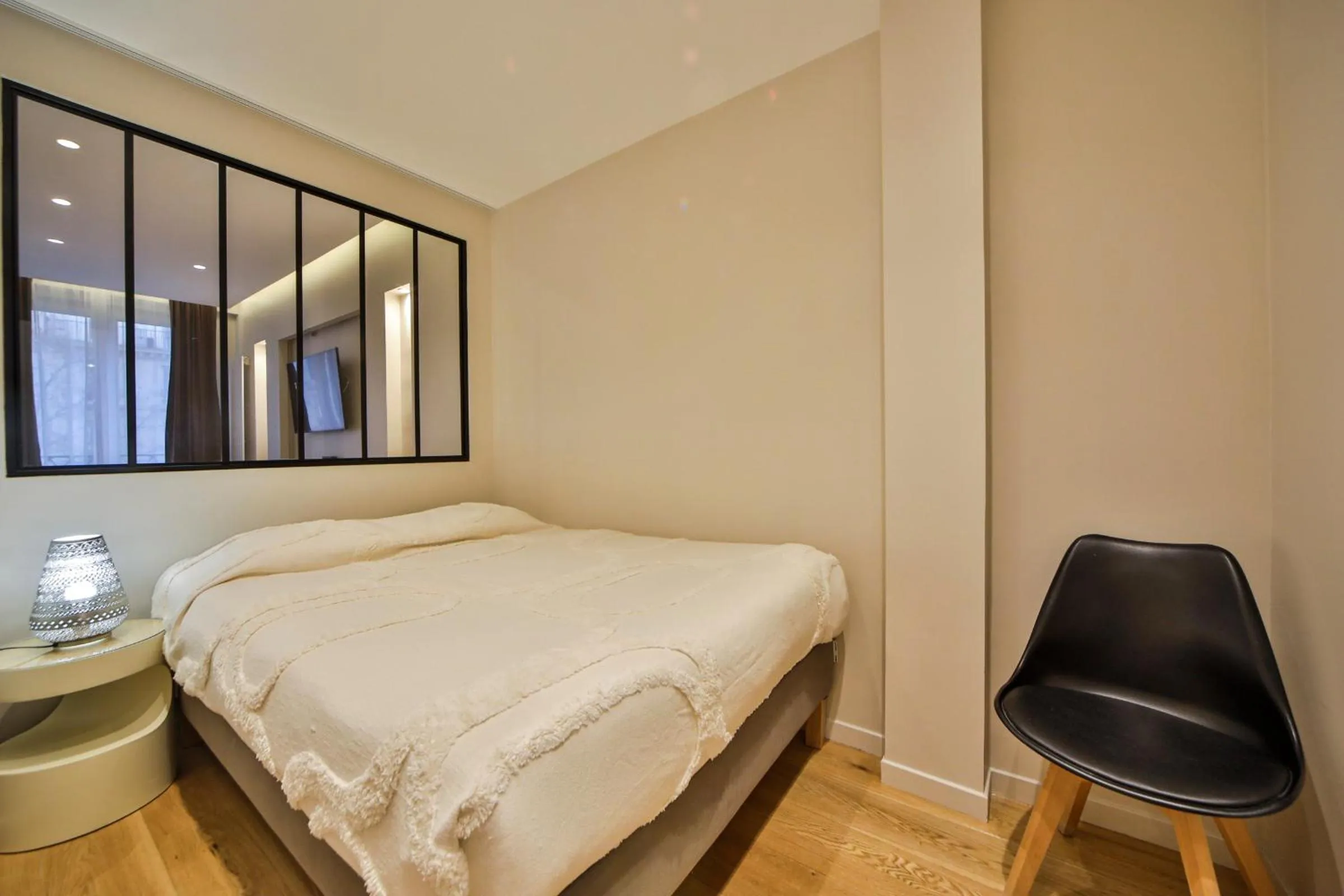 Photo of the whole room, Bed in Blue Nights Apartments - Sébastopol