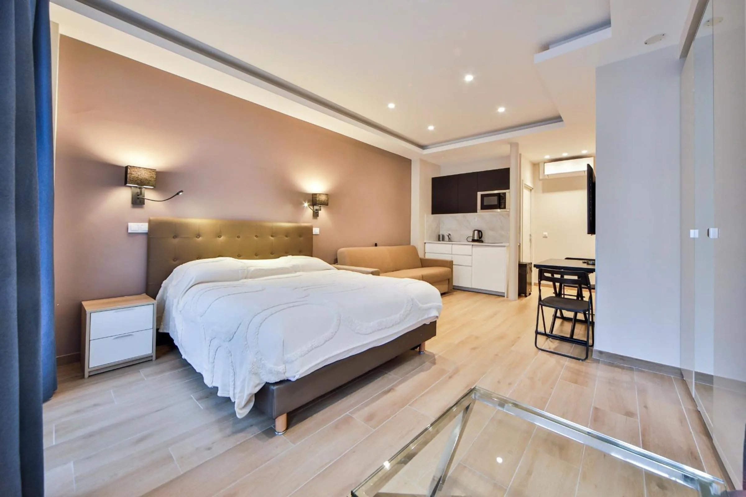 Photo of the whole room, Bed in Blue Nights Apartments - Sébastopol