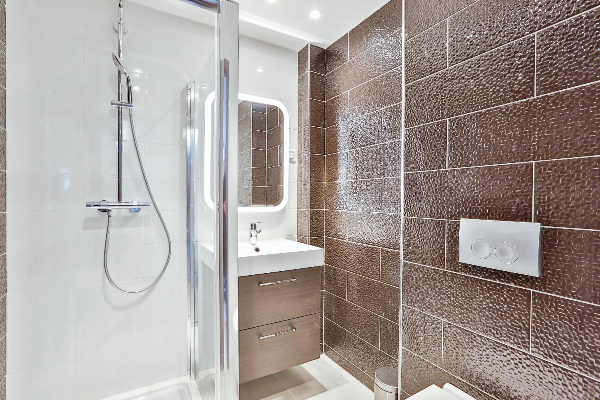 Bathroom in Blue Nights Apartments - Sébastopol