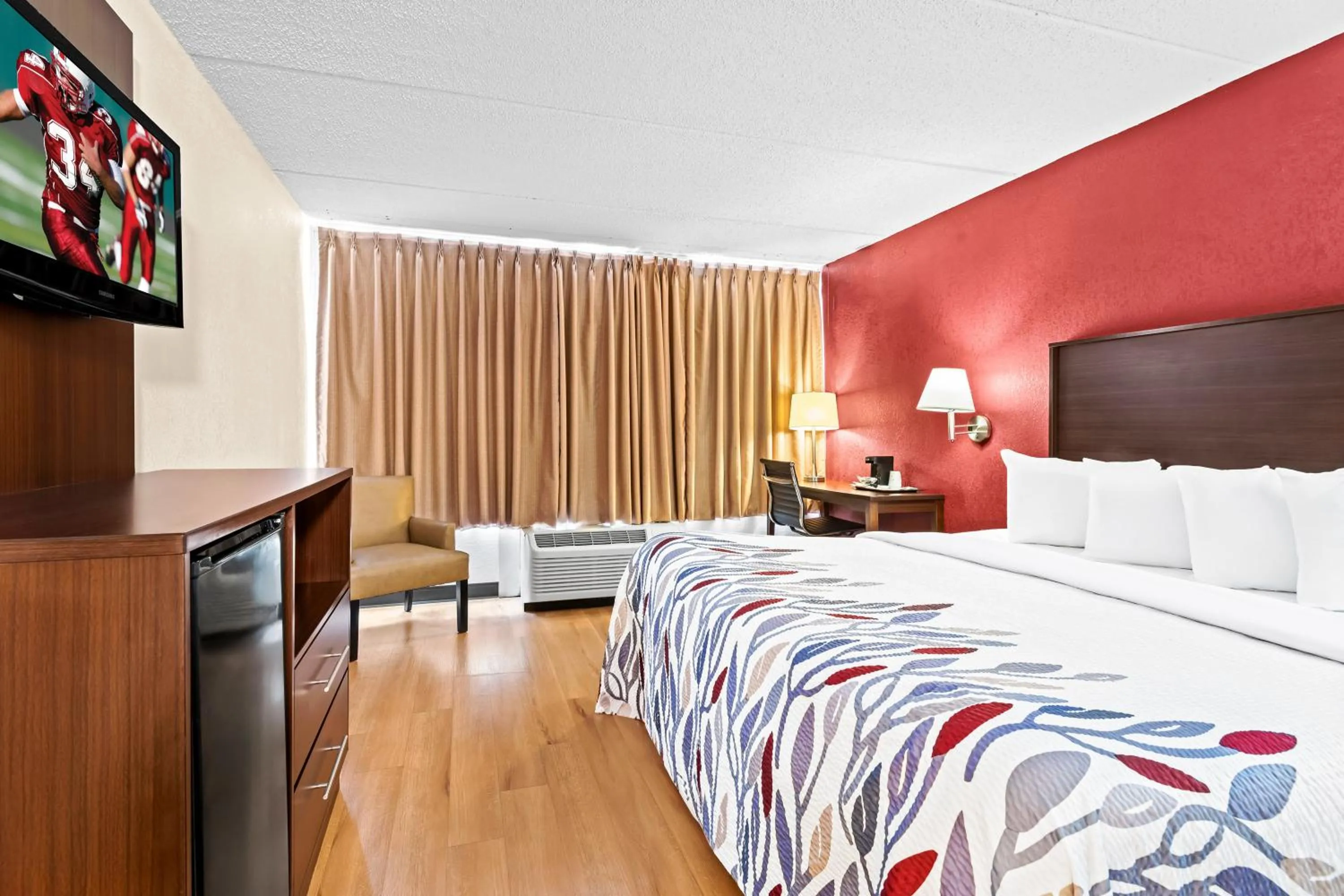 Photo of the whole room, Bed in Red Roof Inn Cortland