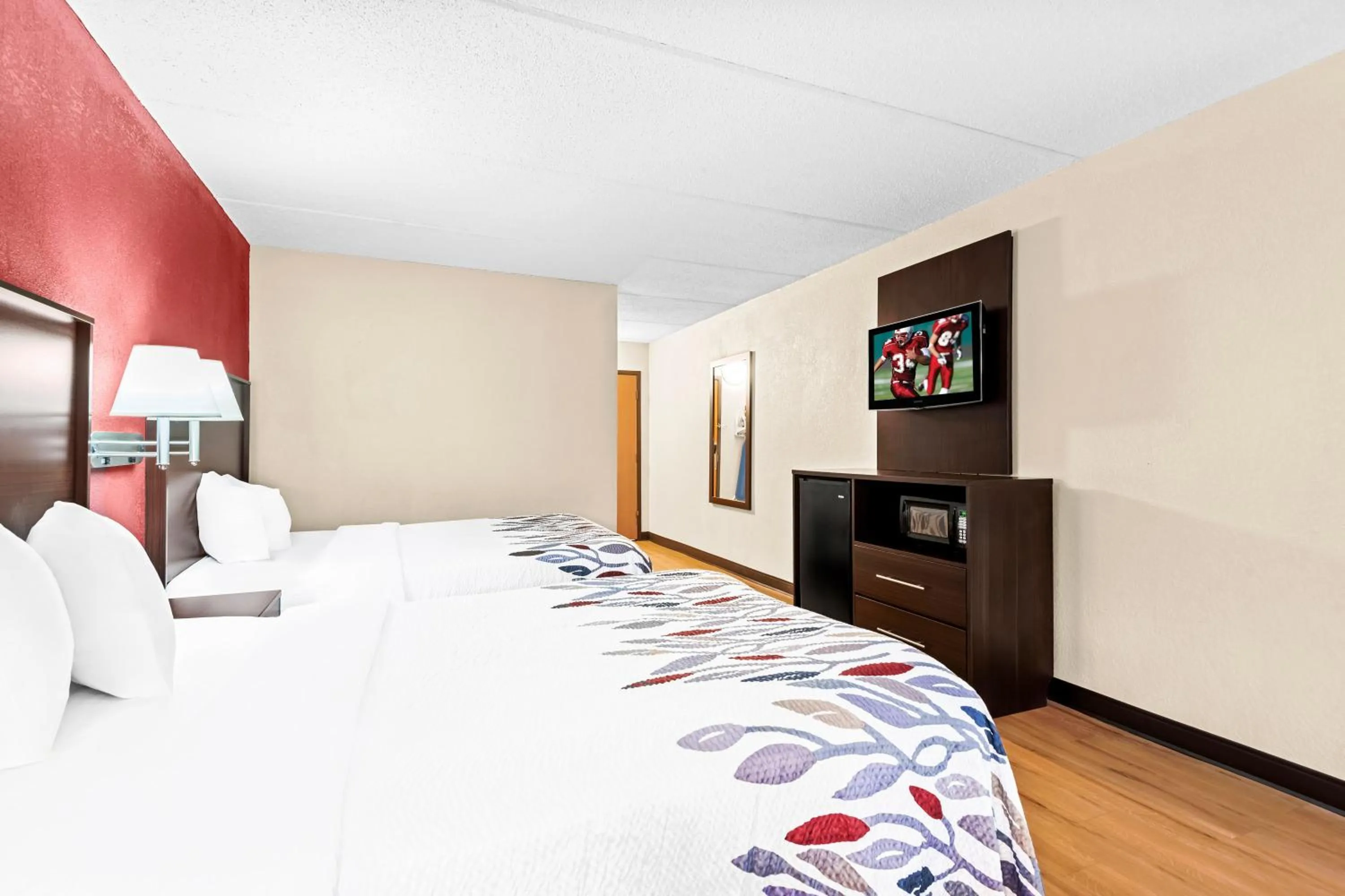 Photo of the whole room, Bed in Red Roof Inn Cortland