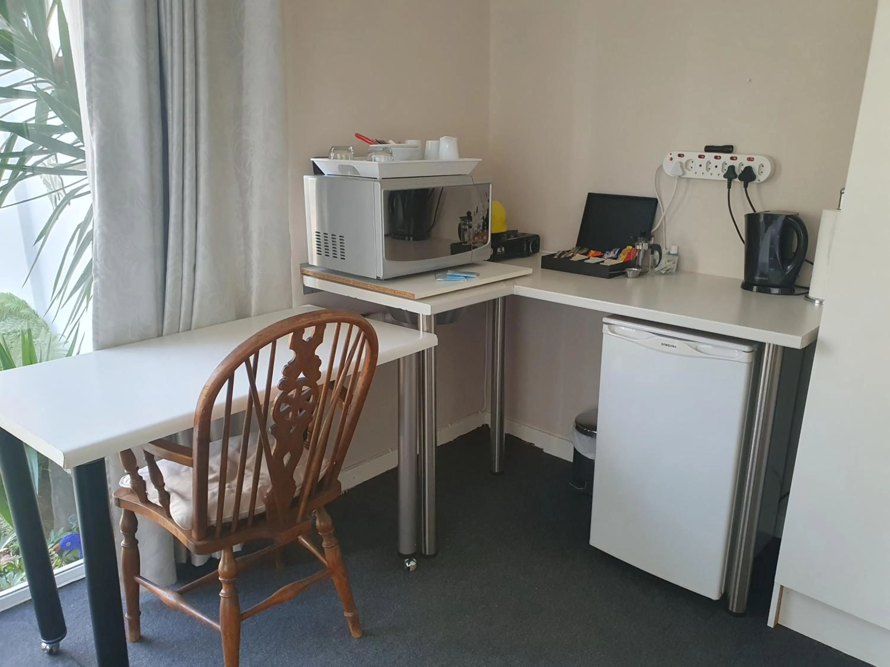 Coffee/tea facilities in R & R's Retreat