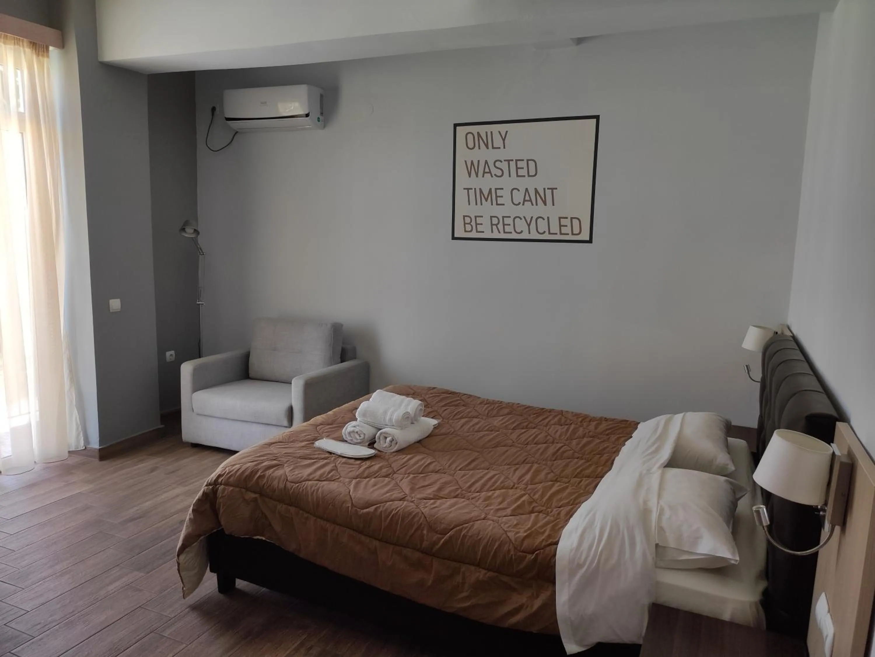 Photo of the whole room, Bed in City Point Chios