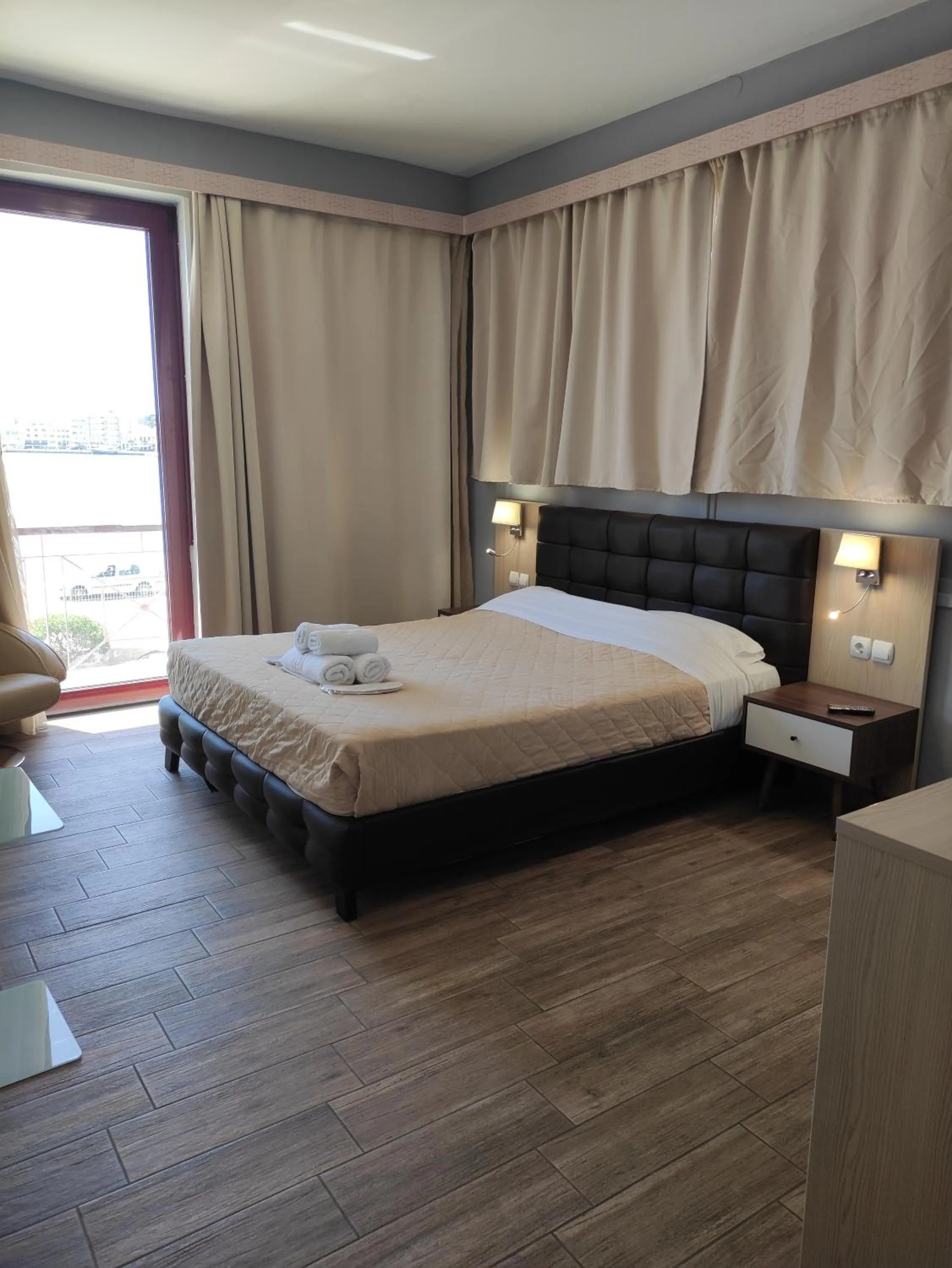 Photo of the whole room, Bed in City Point Chios