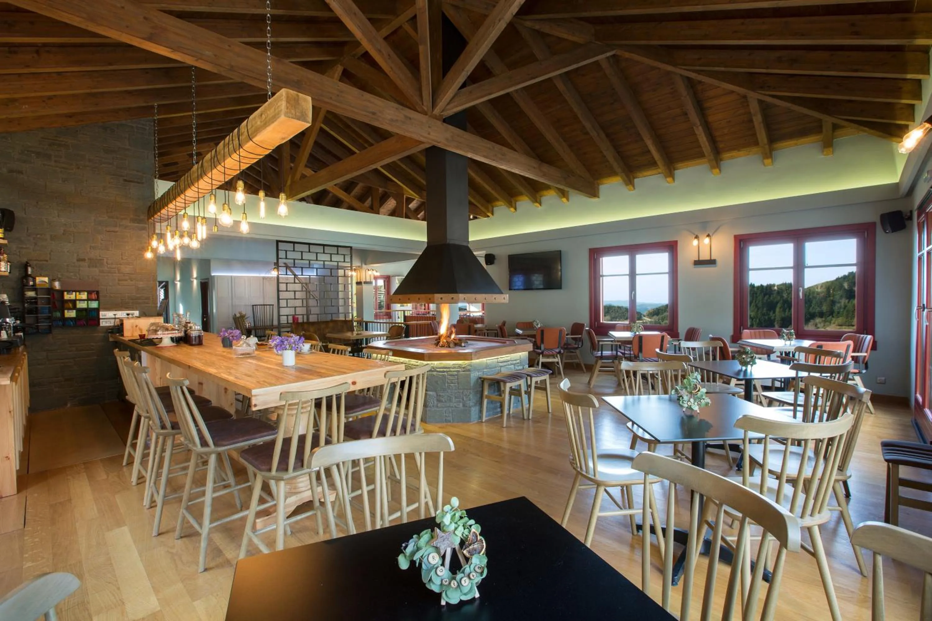 Communal lounge/ TV room in Rouista Tzoumerka Resort