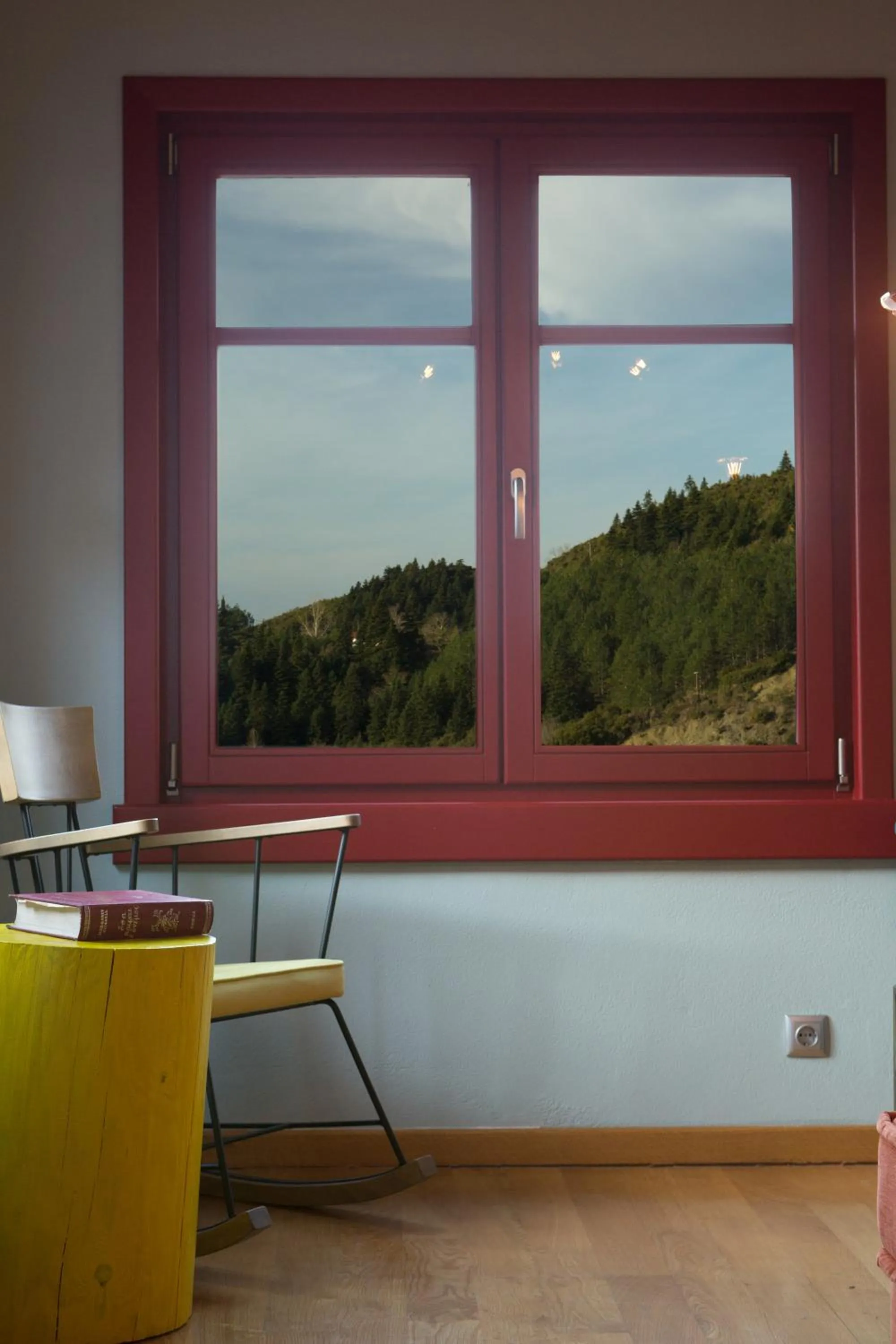 Communal lounge/ TV room in Rouista Tzoumerka Resort