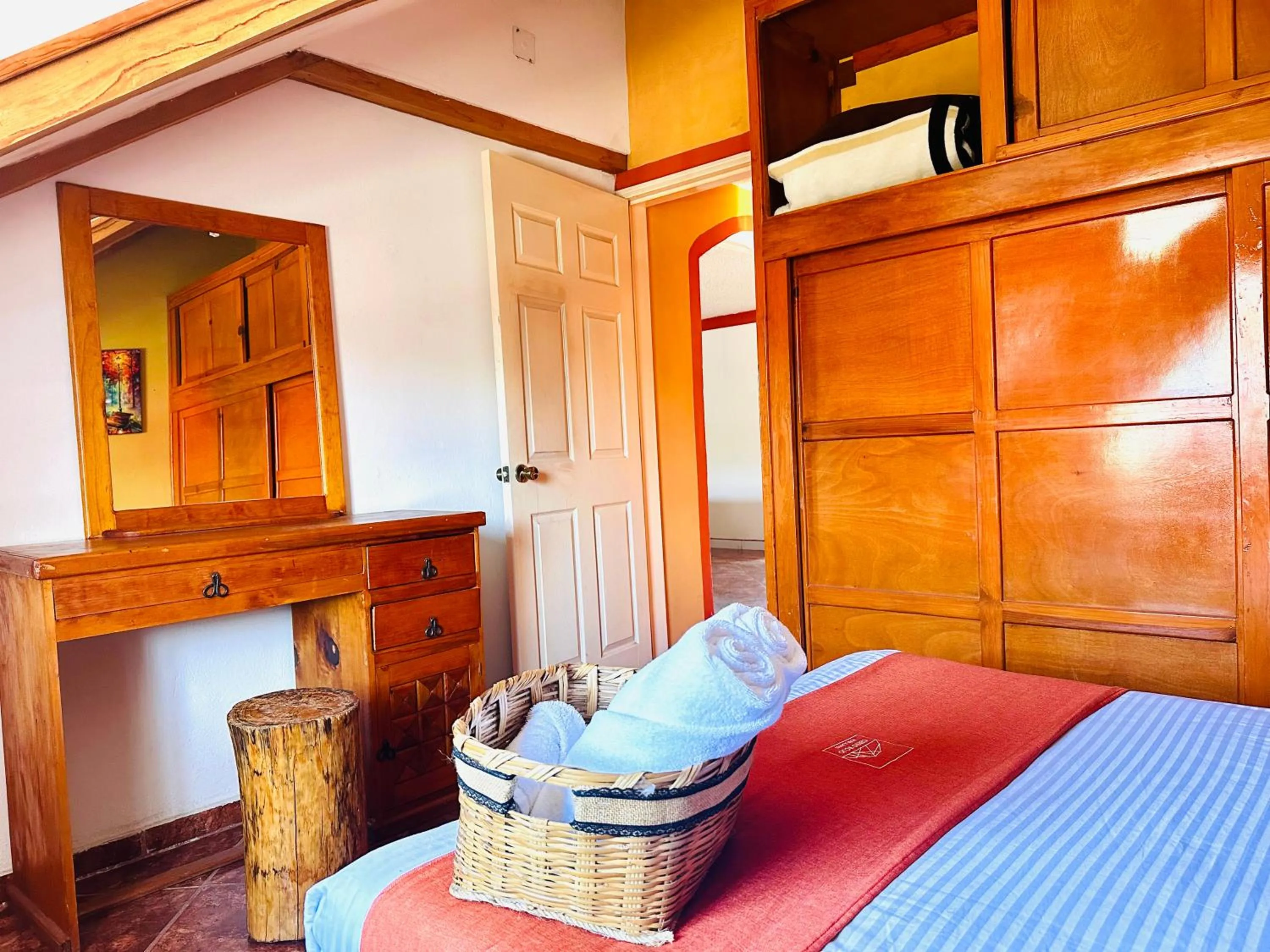 wardrobe, Bed in Hotel & Suites Cerro Roj0