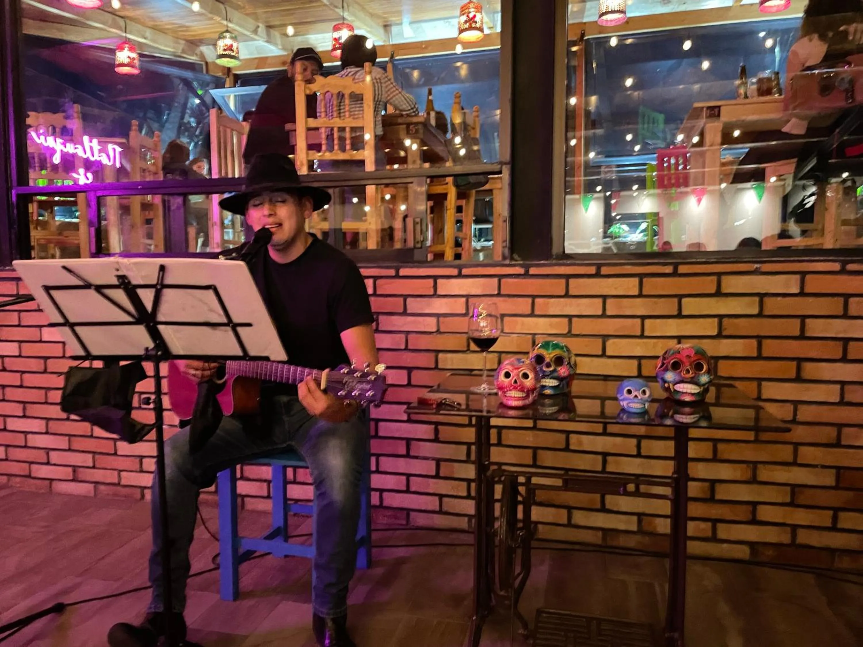 Restaurant/places to eat in Hotel & Suites Cerro Roj0