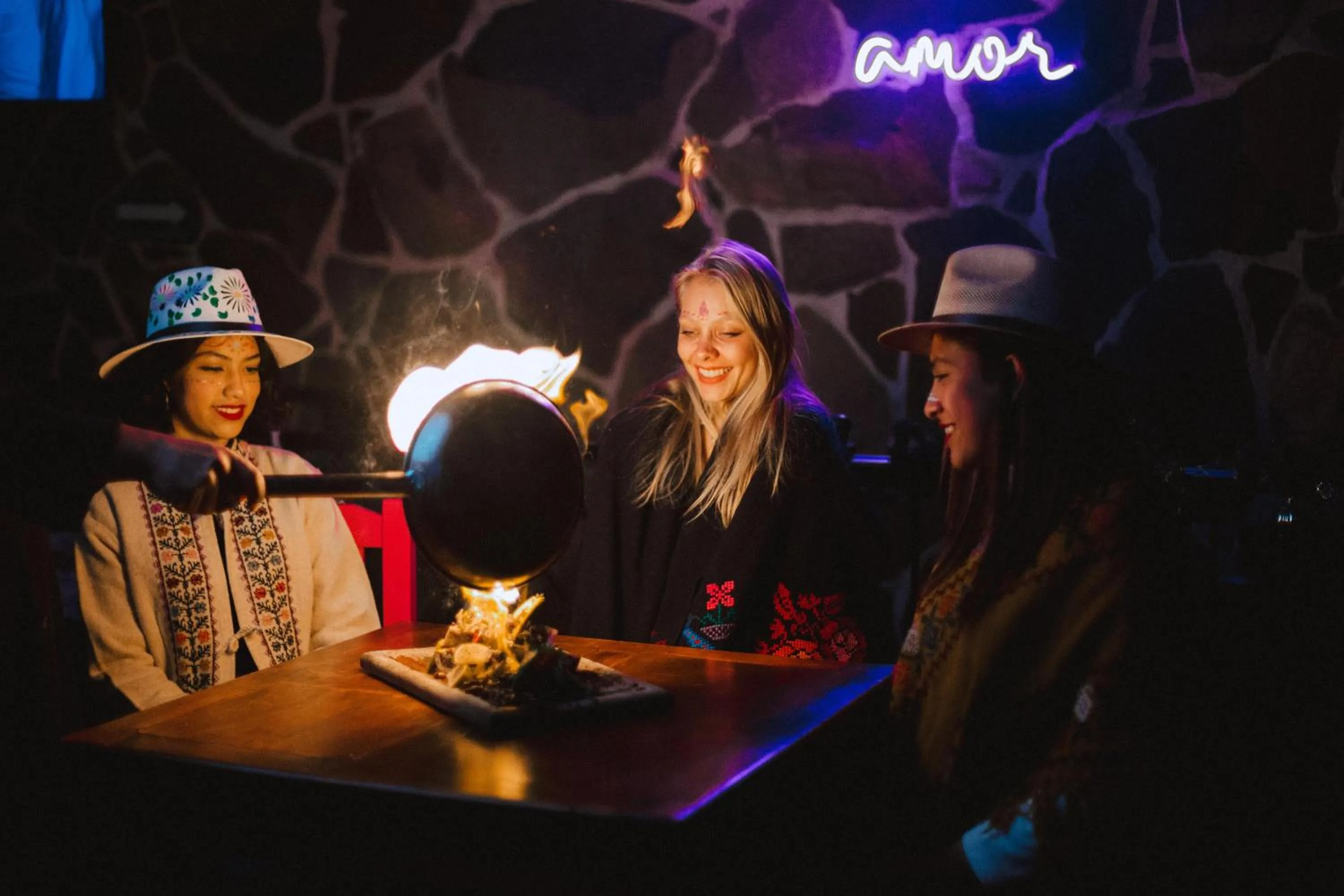 People in Hotel & Suites Cerro Roj0