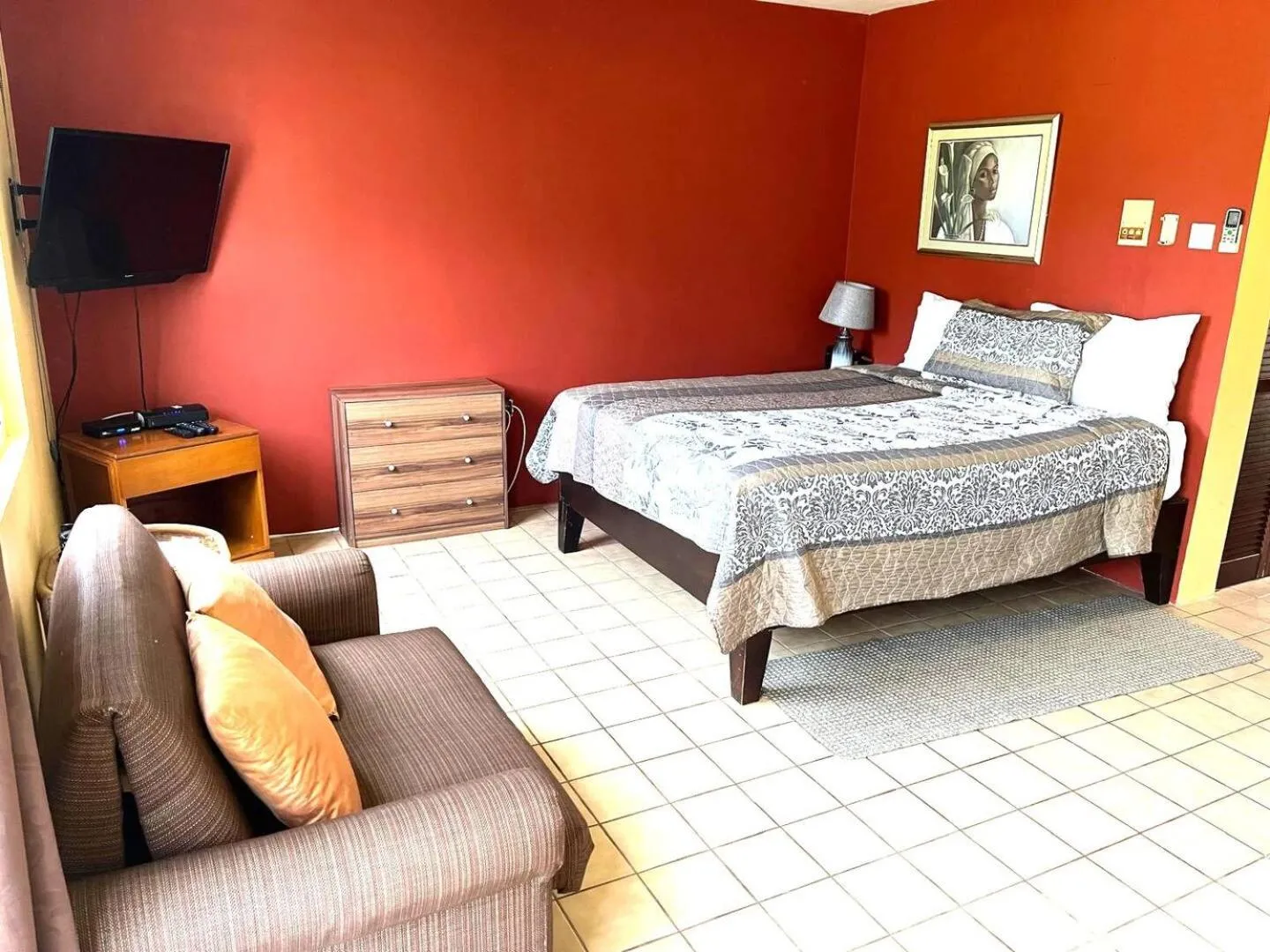 Communal lounge/ TV room, Bed in Seacastles by the beach/pool