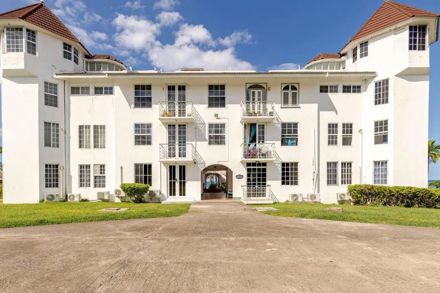 Property building in Seacastles by the beach/pool