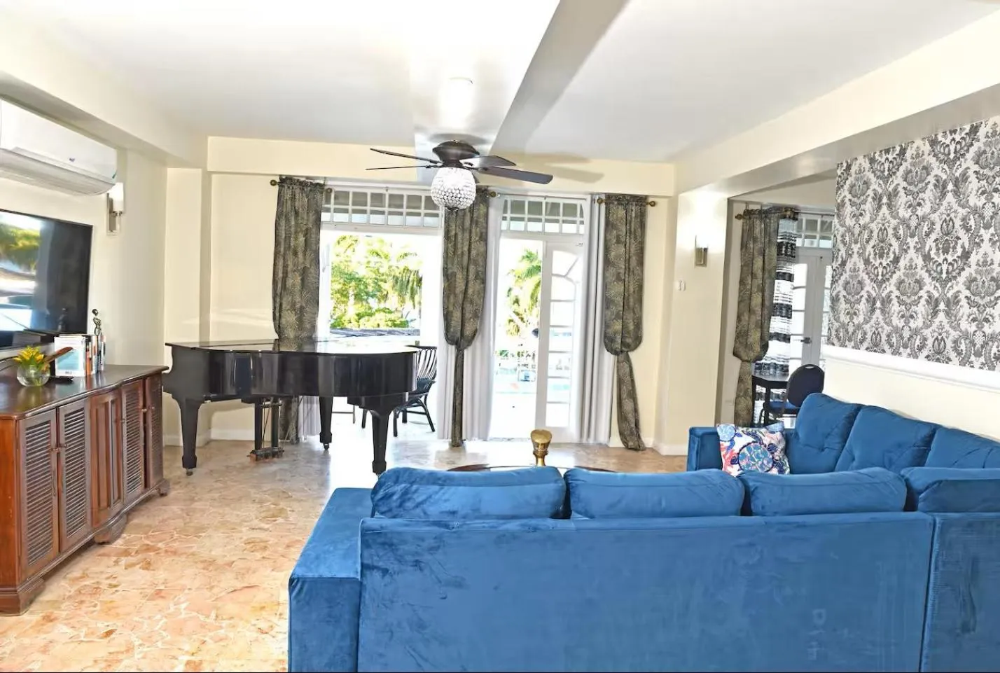 Seacastles by the beach/pool