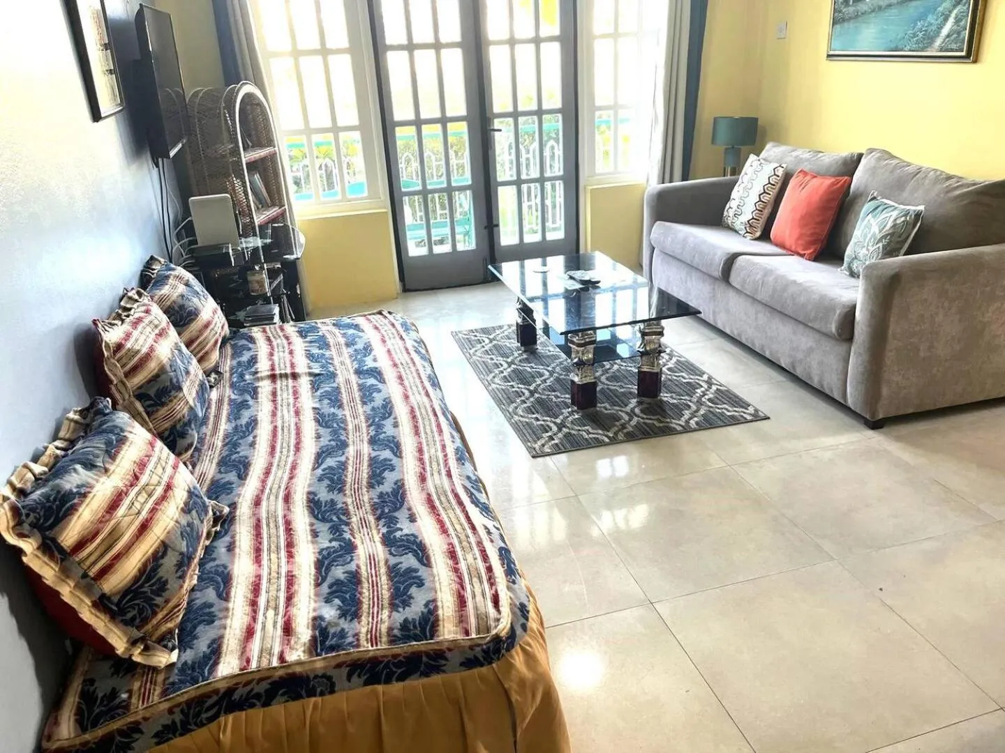 Communal lounge/ TV room, Bed in Seacastles by the beach/pool