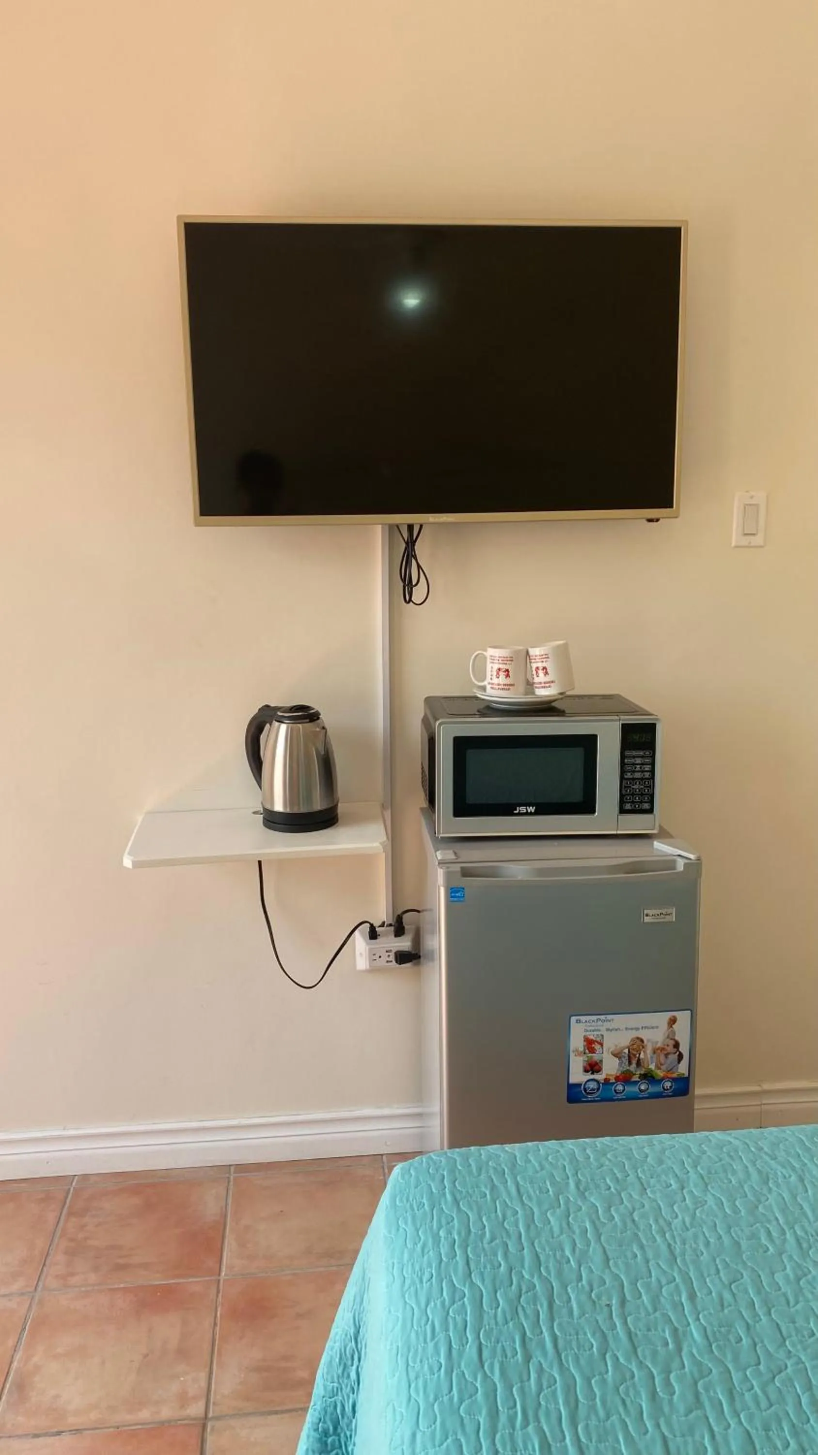 TV and multimedia in Seacastles by the beach/pool