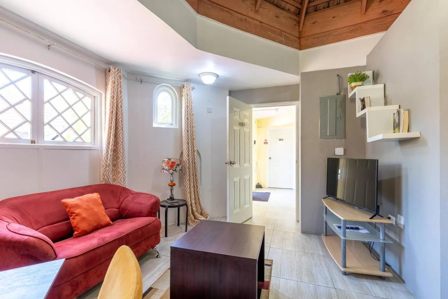 TV and multimedia in Seacastles by the beach/pool